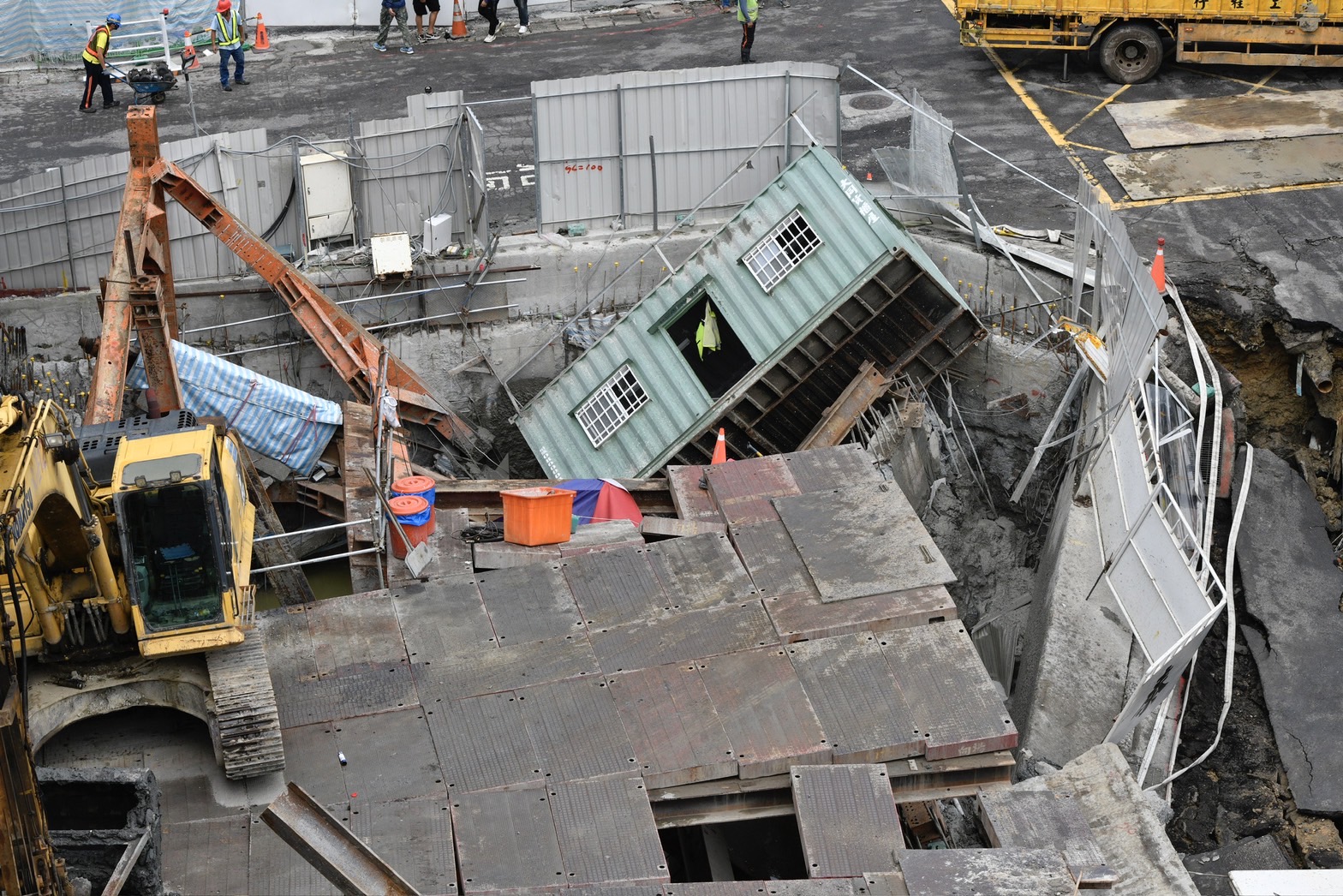 台北市大直地區昨日晚間出現民宅傾斜意外，疑似是附近的基泰建設工程釀禍。