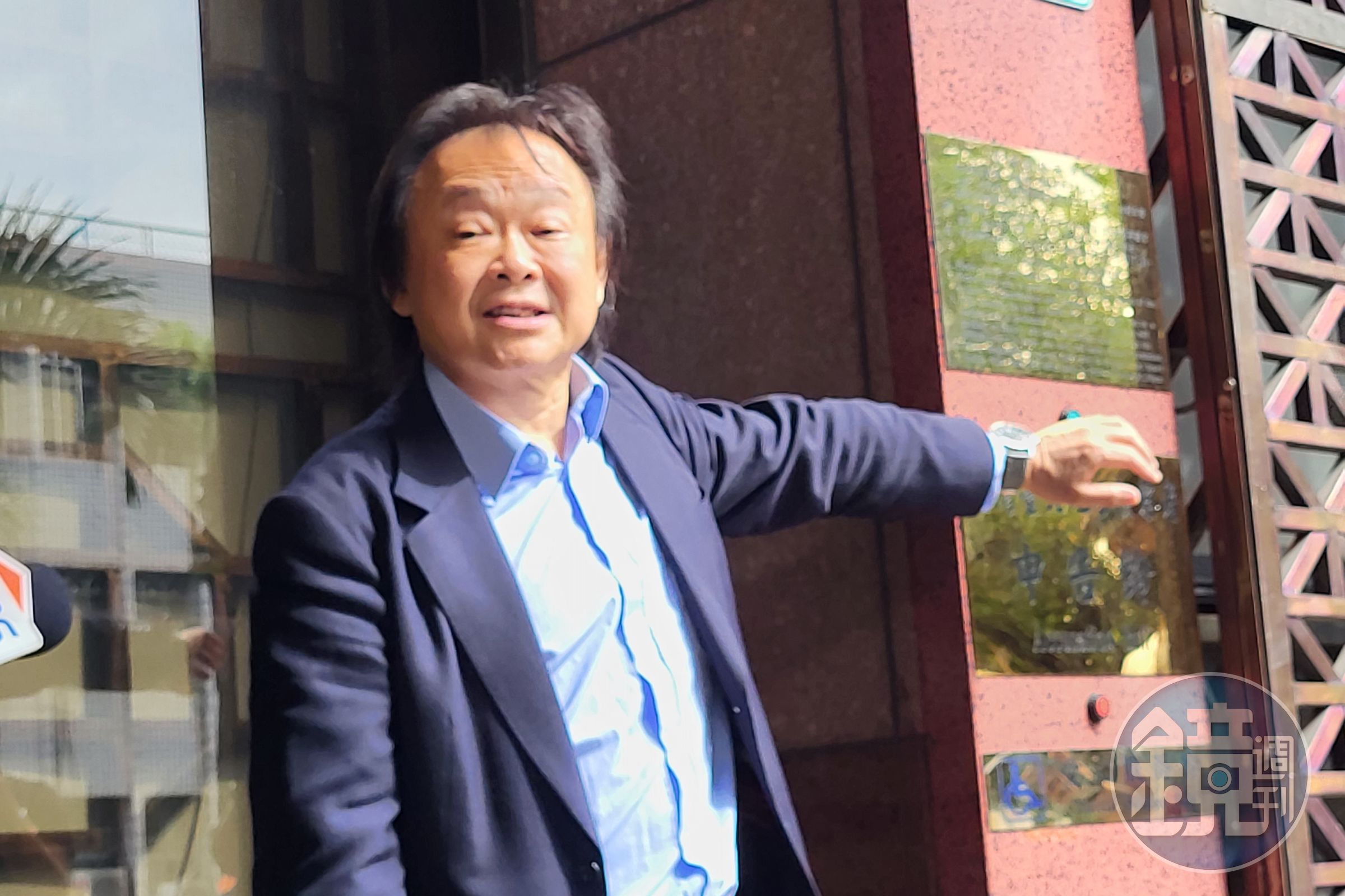 台北市議員王世堅與陳怡君今天下午先後到台北地檢署告發基泰建設涉及公共危險等罪嫌。