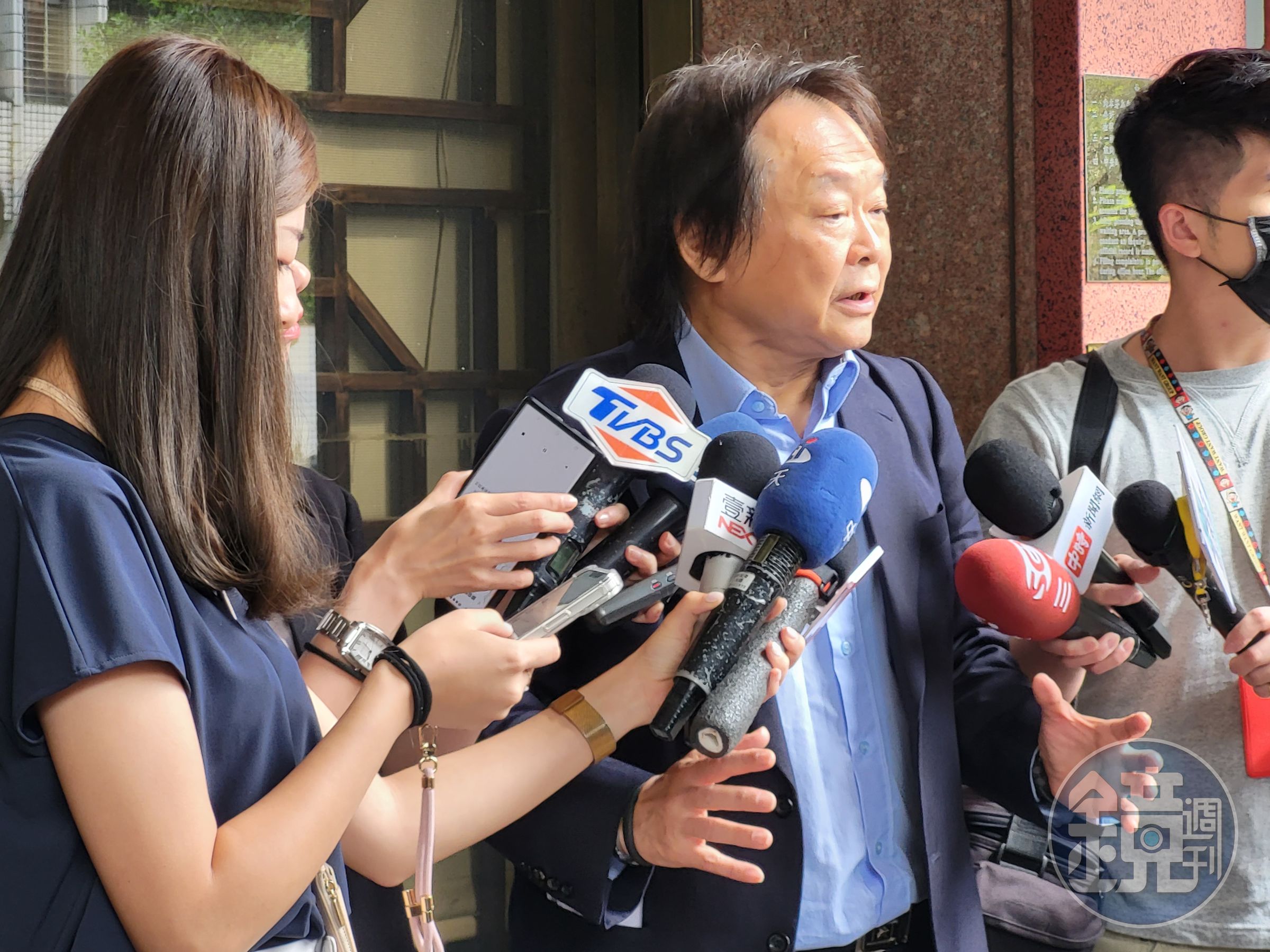 台北市議員王世堅與陳怡君今天下午先後到台北地檢署告發基泰建設涉及公共危險等罪嫌。