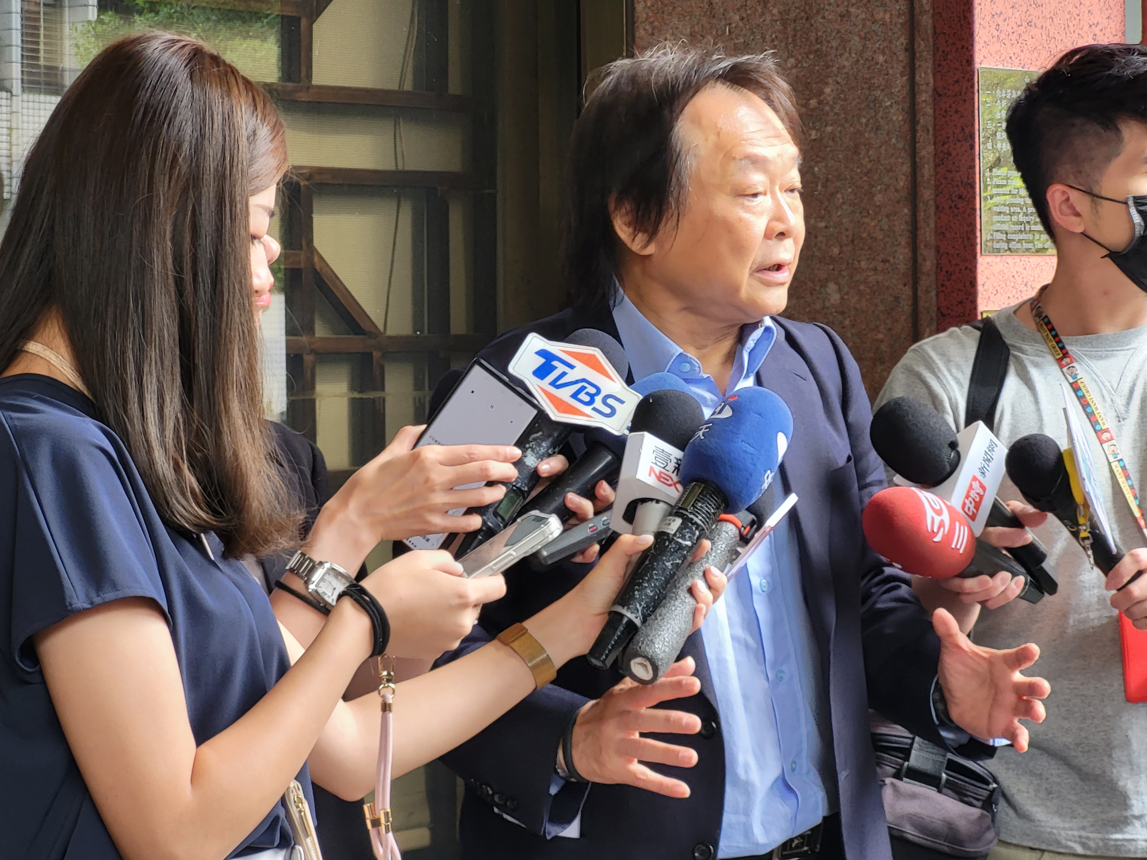 台北市議員王世堅與陳怡君今天下午先後到台北地檢署告發基泰建設涉及公共危險等罪嫌。