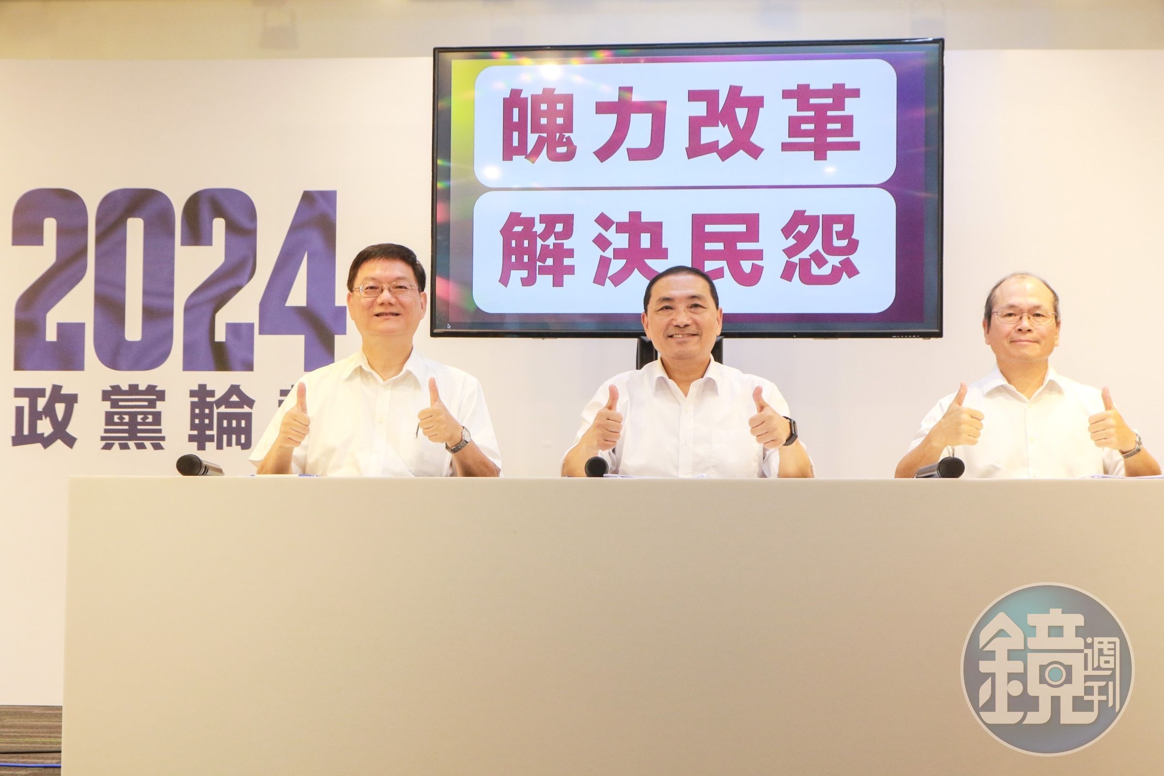 侯友宜召開記者會談政見,主張「政府挺企業,企業挺勞工」與「輕賦稅、顧青年、保勞工」。(侯友宜團隊提供)