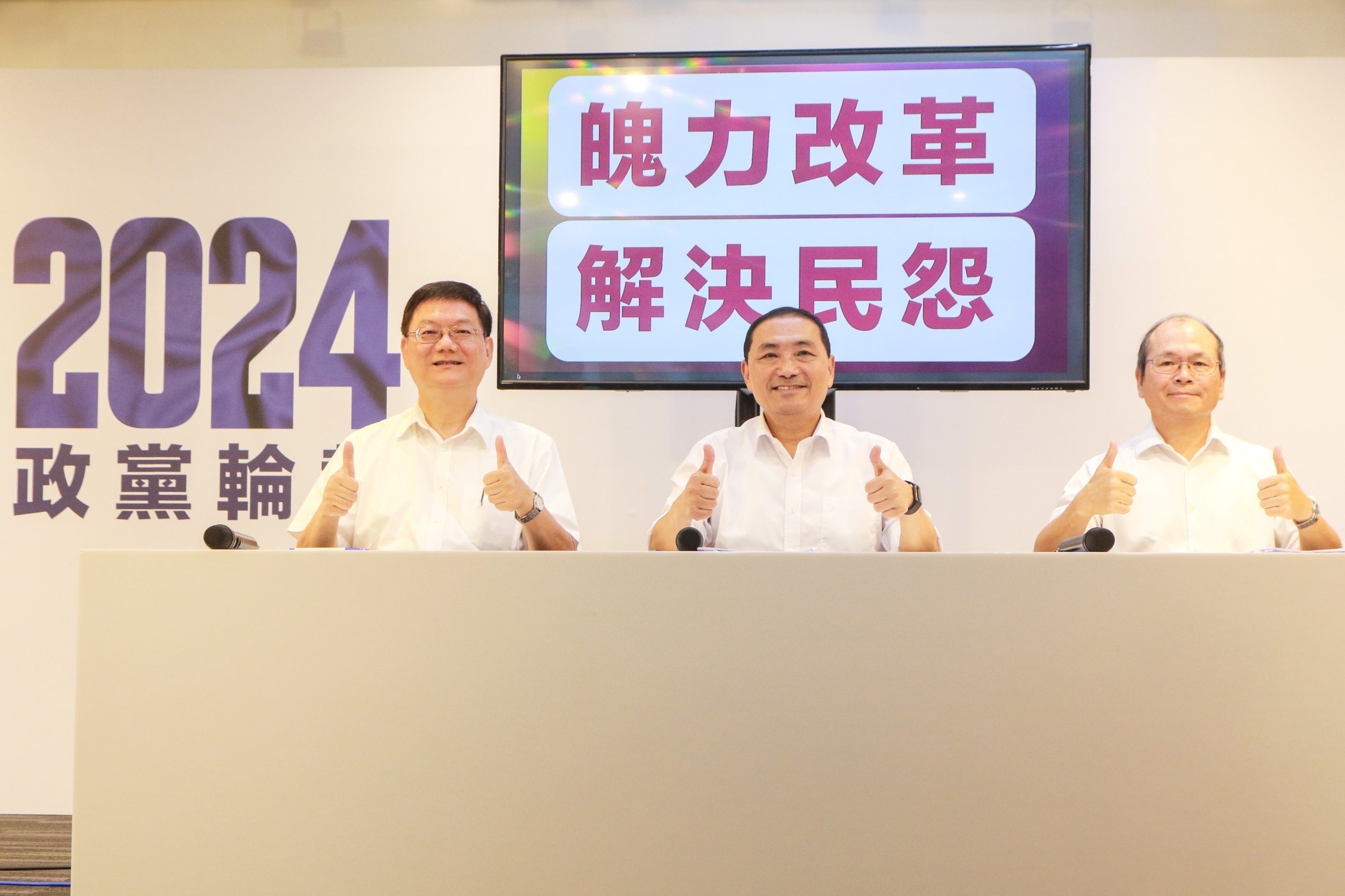 侯友宜召開記者會談政見，主張「政府挺企業，企業挺勞工」與「輕賦稅、顧青年、保勞工」。（侯友宜團隊提供）