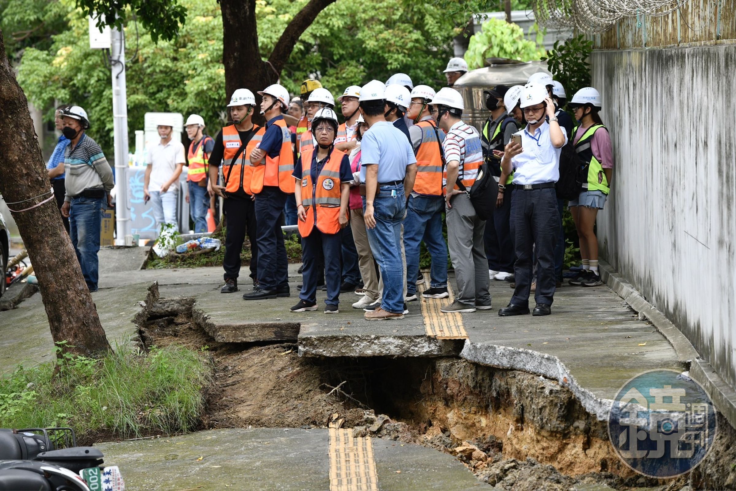 大直街94巷地層下陷，北市府等單位也派員前往現場協助。