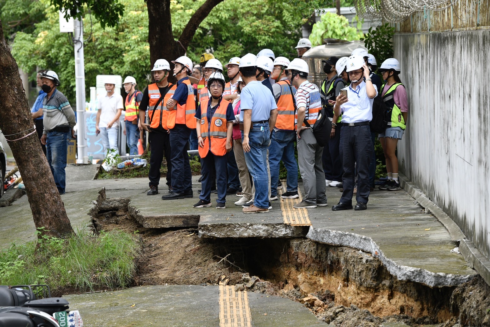 大直街94巷地層下陷，北市府等單位也派員前往現場協助。
