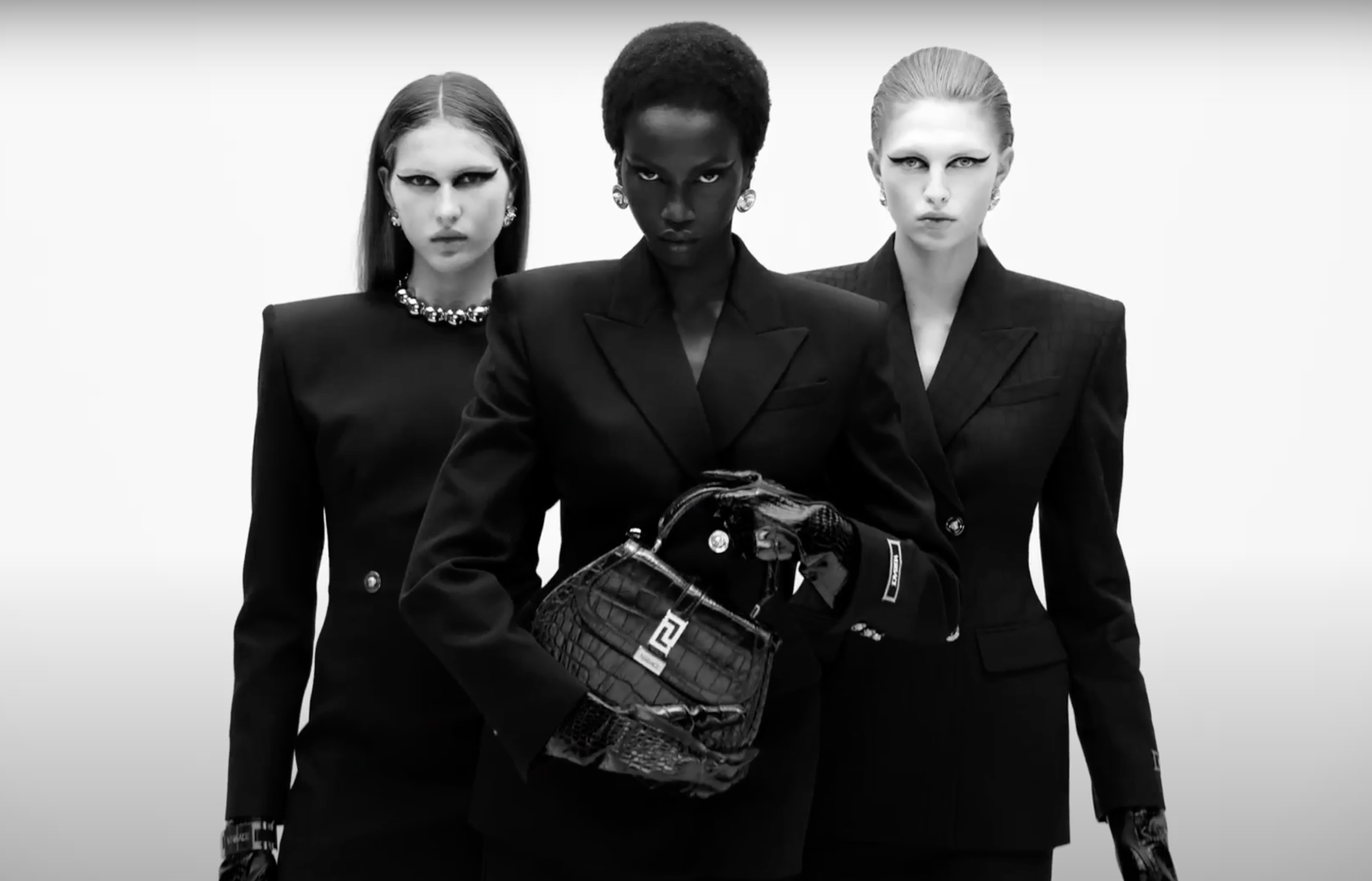 VERSACE發揮經典的希臘迴紋，推出的Greca Goddess Top Handle手提包，以全黑的面貌帶來無法忽視的魅力。（VERSACE提供）