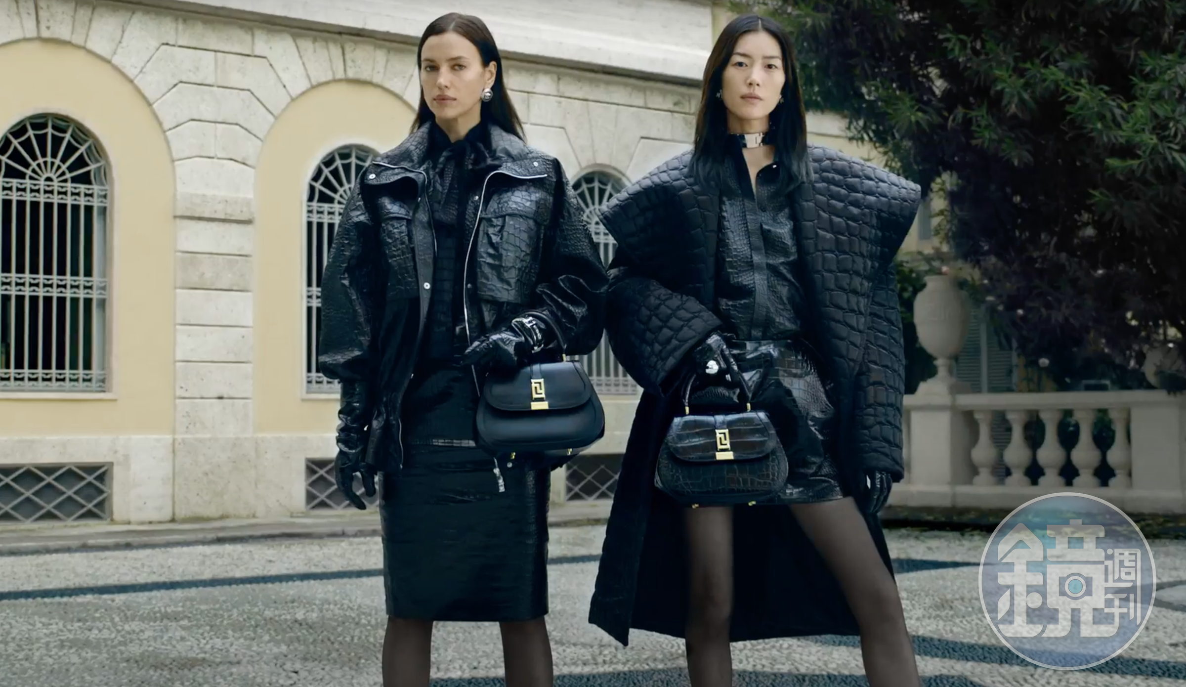 VERSACE 2023年秋冬系列Greca Goddess Top Handle手提包有兩種皮質可選擇。（VERSACE提供）