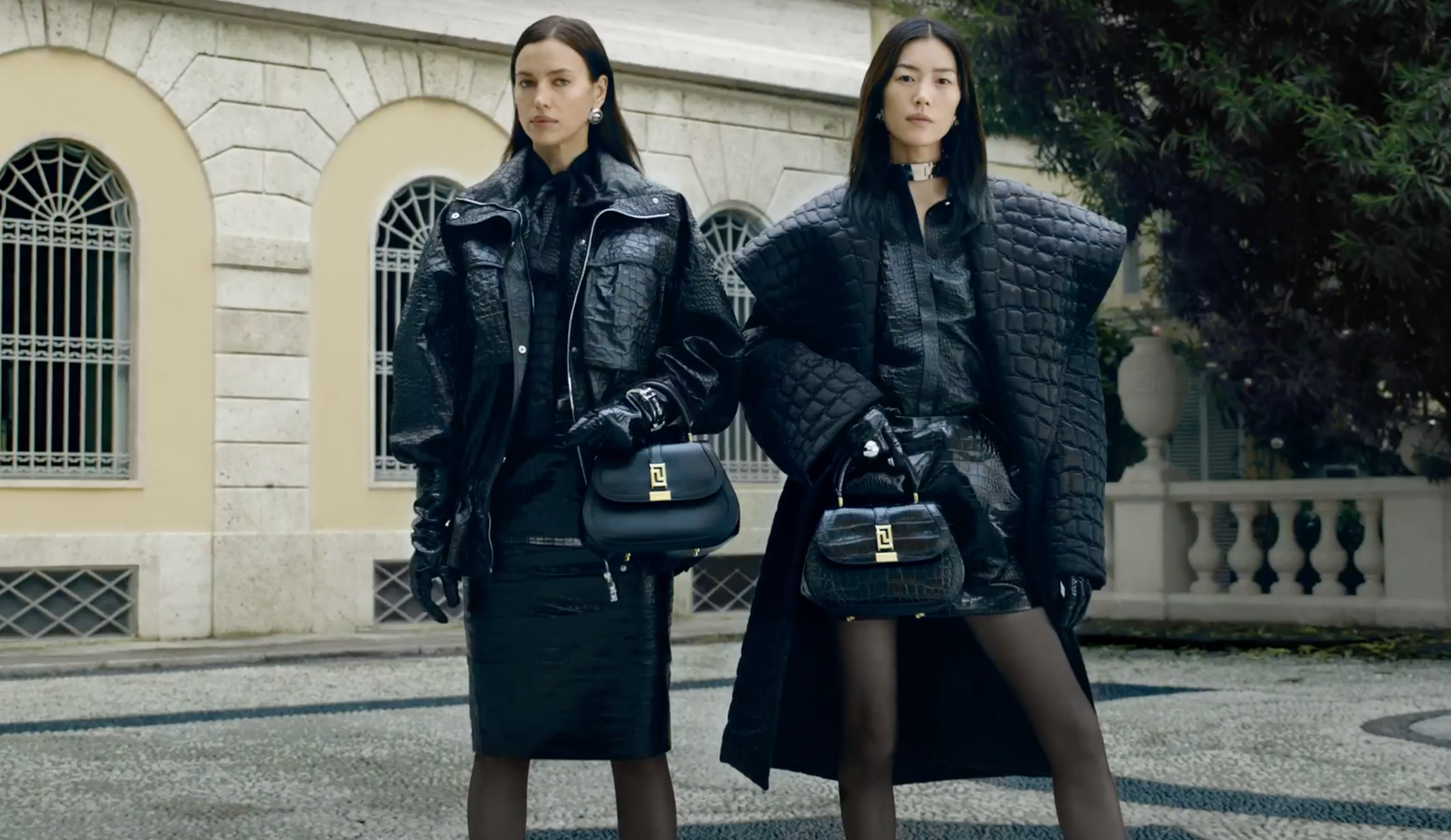 VERSACE 2023年秋冬系列Greca Goddess Top Handle手提包有兩種皮質可選擇。（VERSACE提供）
