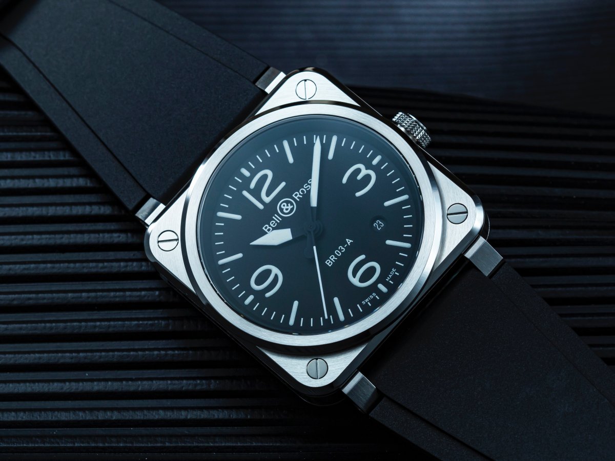 BELL & ROSS全新進化完成的BR 03系列，是今年最重要的作品，一發表就推出四款黑色陶瓷錶款，以及四個精鋼錶殼錶款。此為精鋼錶殼配黑色面盤的設計。定價約NT$117,000。（攝影：游銘元）
