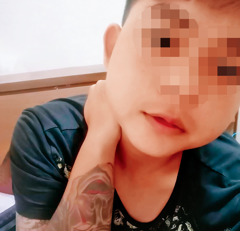 警方根據黃姓小弟手上的鬼頭刺青(箭頭處),確認他就是遭凌虐致死的被害人。(翻攝黃男臉書)