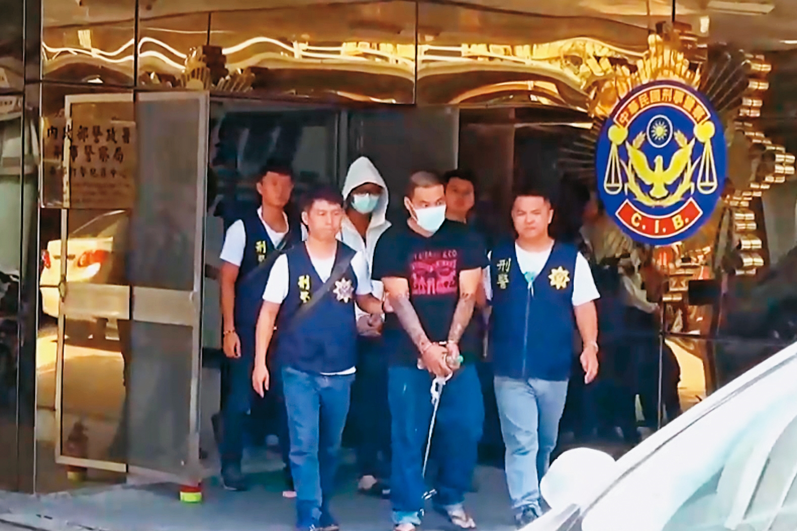 警方循線追查,逮捕行凶的丘姓男子一夥人。(東森新聞提供)