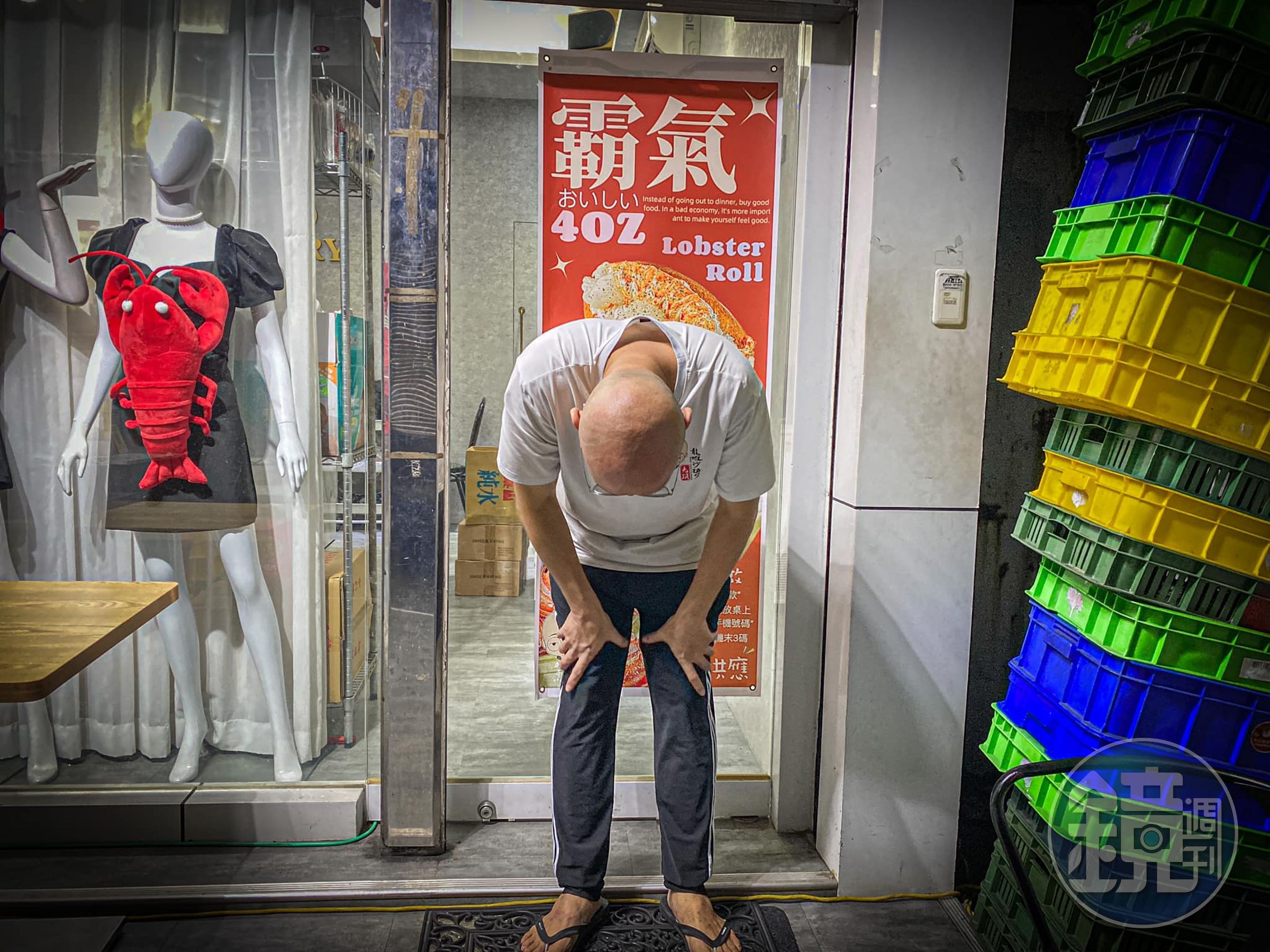 高雄鳳山一家小店近來訂單大增,老闆在臉書發文道歉,說明供不應求,忙不過來。(翻攝自光頭龍蝦沙拉堡 鳳山總店粉專)