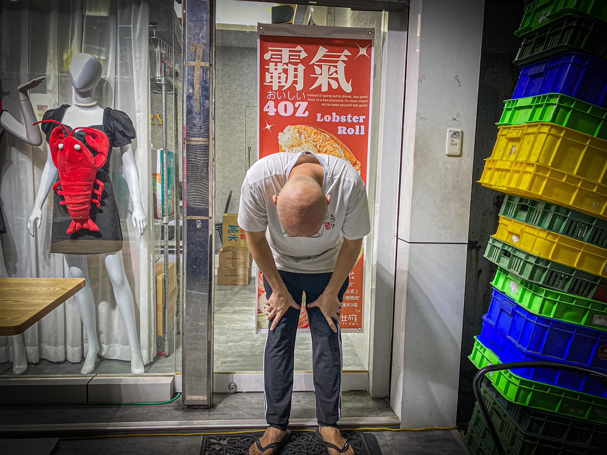 高雄鳳山一家小店近來訂單大增，老闆在臉書發文道歉，說明供不應求，忙不過來。（翻攝自光頭龍蝦沙拉堡 鳳山總店粉專）