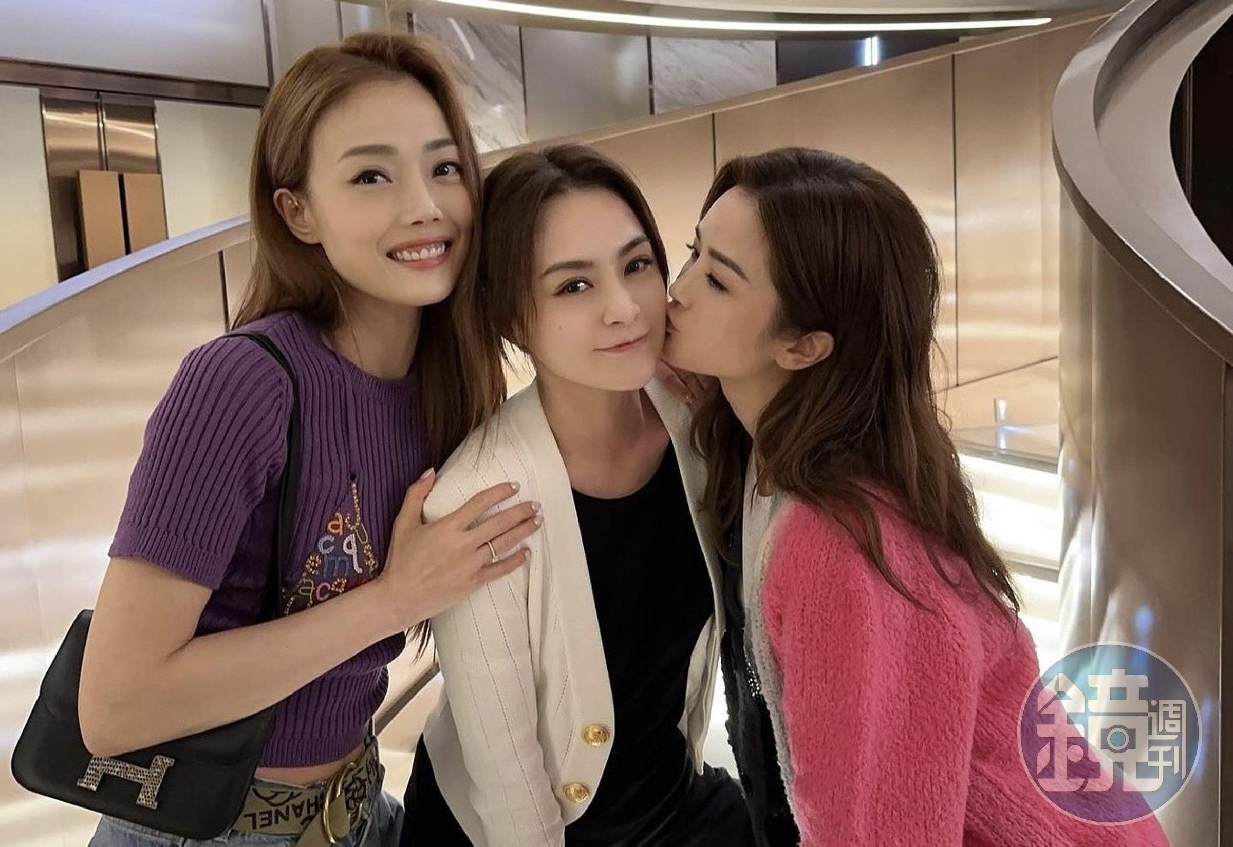 容祖兒(左)和Twins阿Sa(右)一起支持好友阿嬌的新電影《女子》。(翻攝自容祖兒IG)