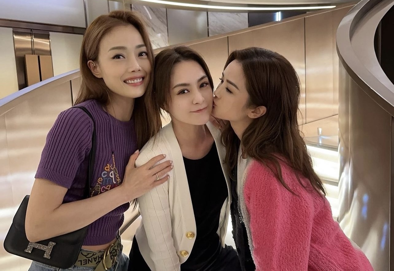 容祖兒（左）和Twins阿Sa（右）一起支持好友阿嬌的新電影《女子》。（翻攝自容祖兒IG）