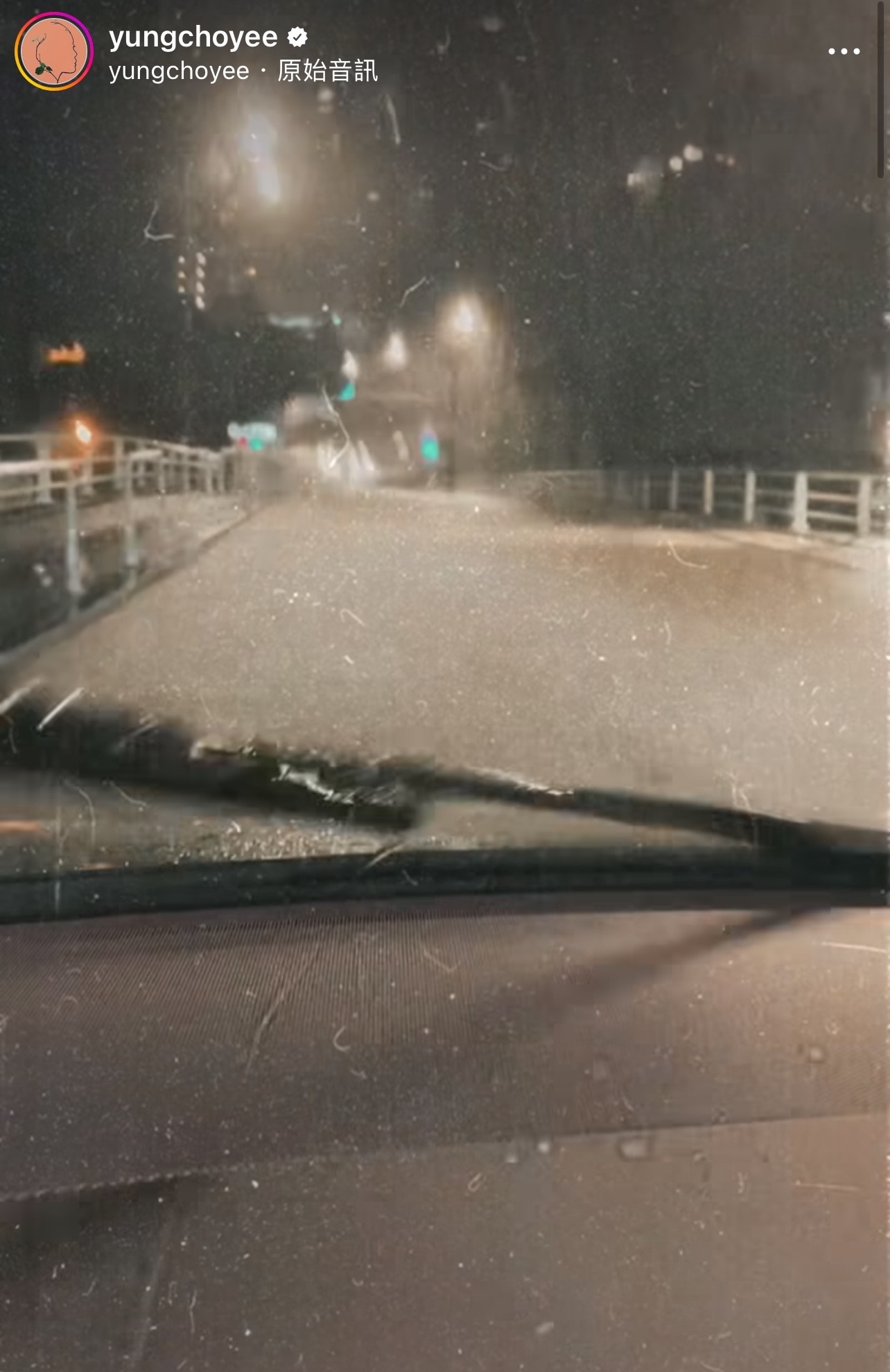 阿Sa則用手機拍下馬路變成一條小河流。（翻攝自容祖兒IG）