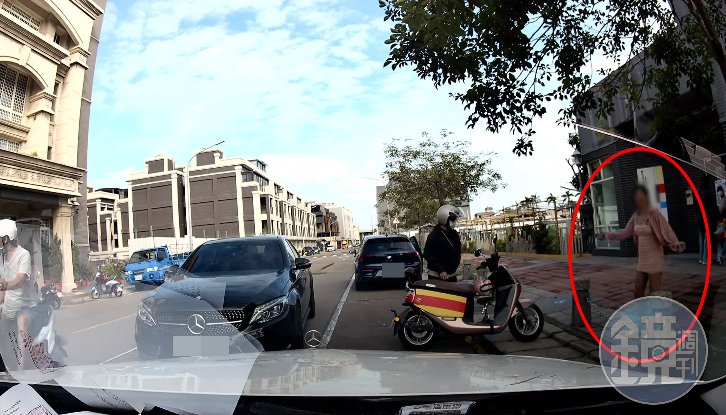 竹市一名駕駛賓士的女子屢次逆向停車接送小孩，遭到民眾PO上網。（翻攝自臉書社團《新竹爆料公社》）
