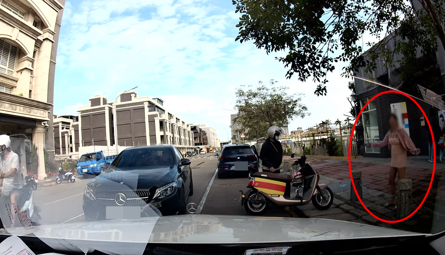 竹市一名駕駛賓士的女子屢次逆向停車接送小孩,遭到民眾PO上網。(翻攝自臉書社團《新竹爆料公社》)