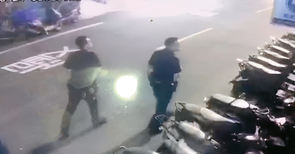 警方獲報淡水民宅有打鬥聲，立即派員察看。（翻攝畫面）