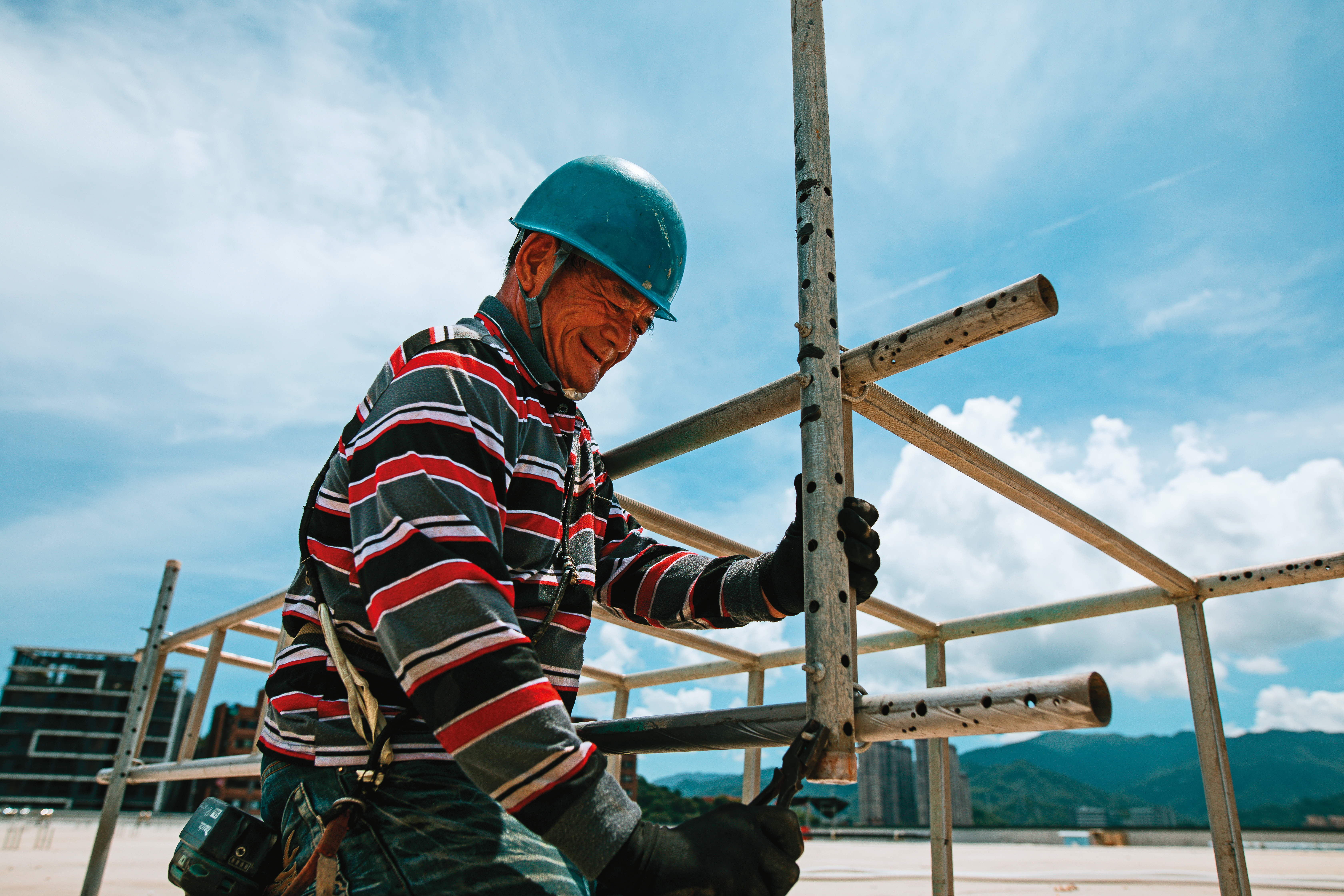 鐵皮工人阿牛今夏已中暑2次，其中一次甚至是在管架上進行高空作業時。