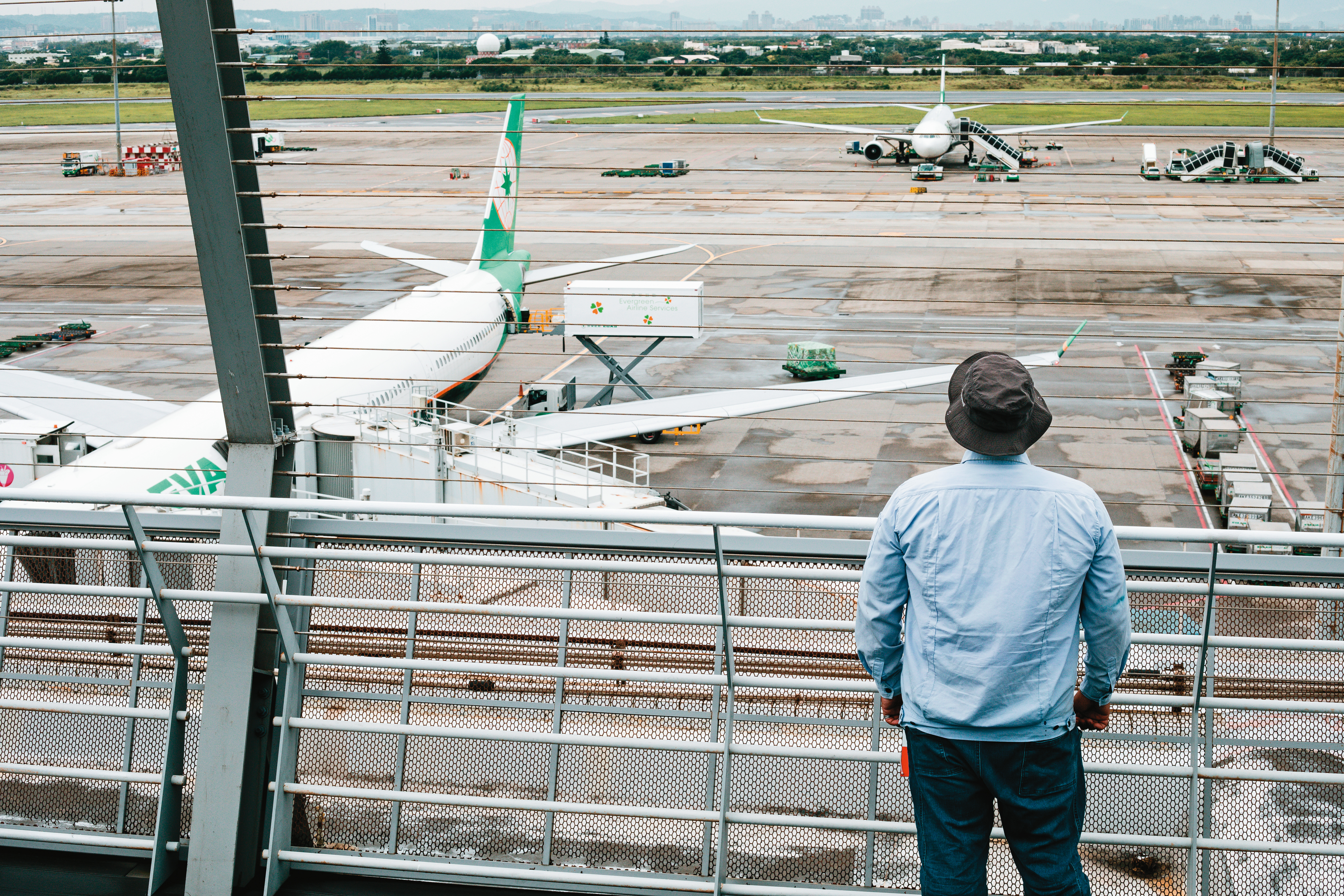 在機場擔任作業員的小K，工作時間隨飛機起降而定，有時正中午最炎熱的時候，也需要待在機坪上作業。