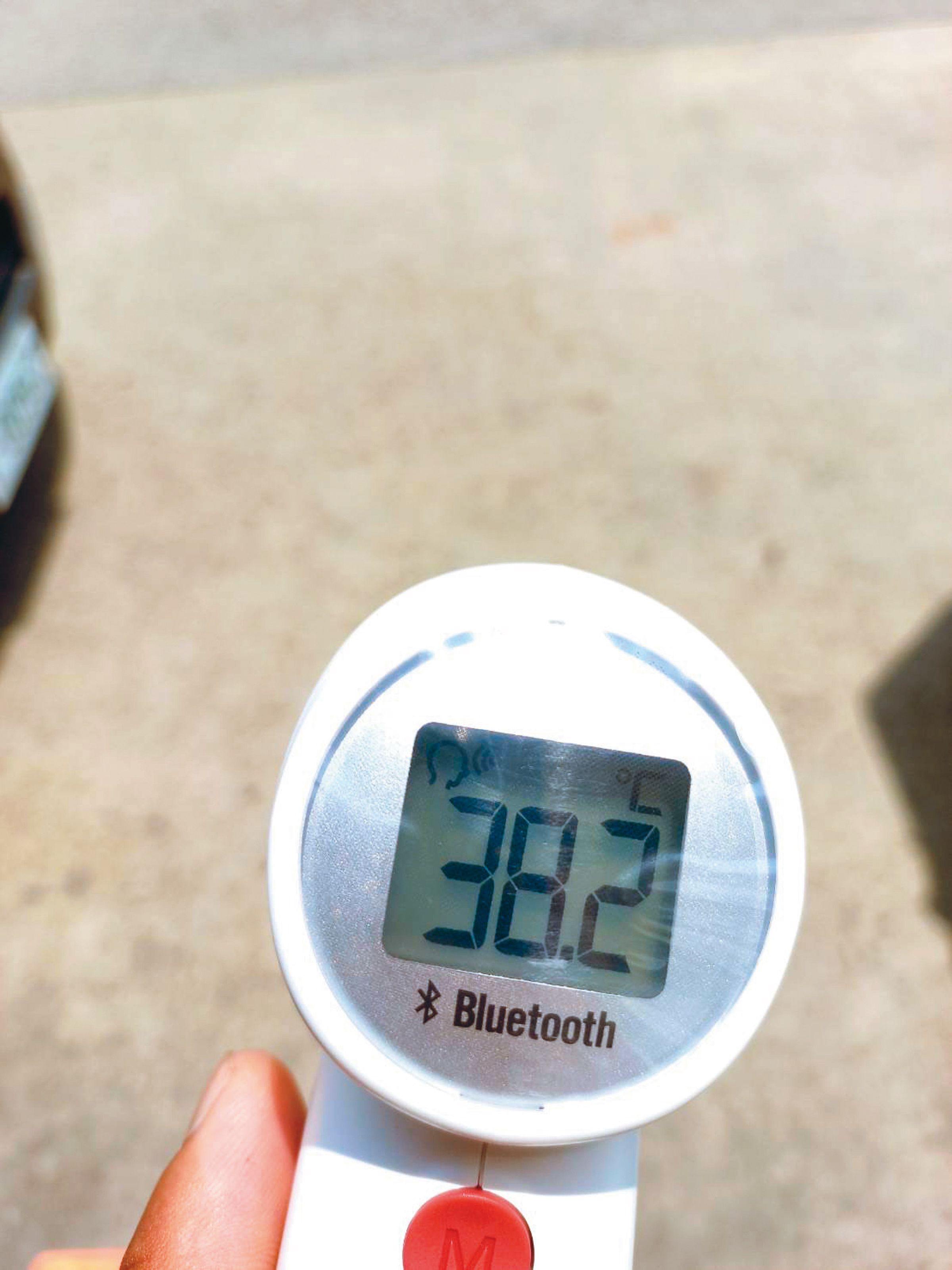 機坪溫度經常高出氣溫10度以上,小K傳來他為自己測量的額溫,才早上10點,就已到38.2度。(小K提供).