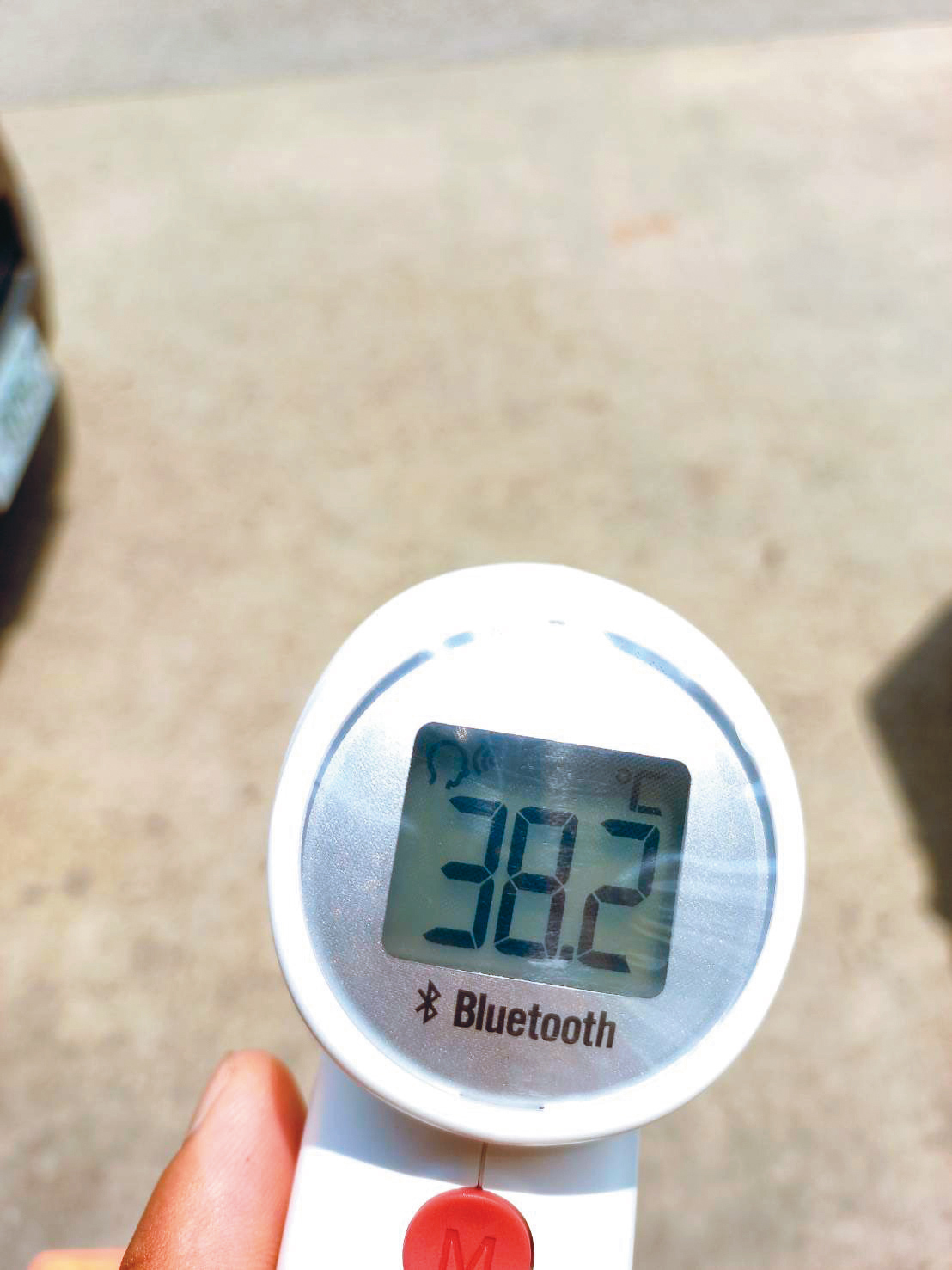 機坪溫度經常高出氣溫10度以上，小K傳來他為自己測量的額溫，才早上10點，就已到38.2度。（小K提供）.