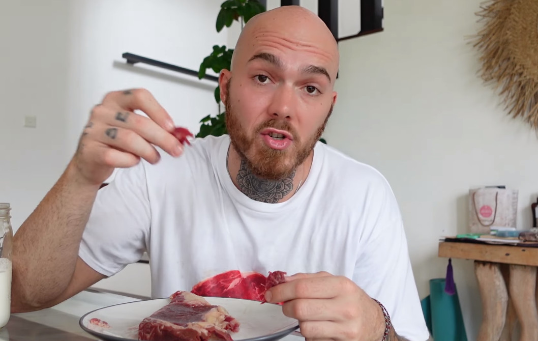 保利挑戰連續100天吃生牛肉，自曝身體驚人變化。（翻攝YT頻道「Pauly Long」）