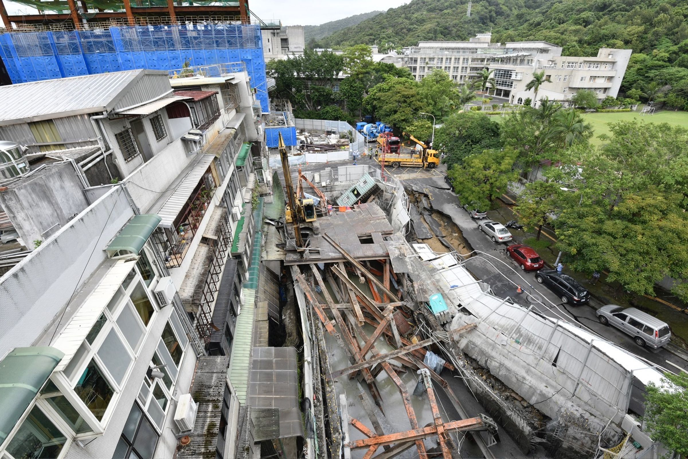 位於大直的建案工程發生嚴重建商工安意外,導致周遭7棟民宅坍塌。