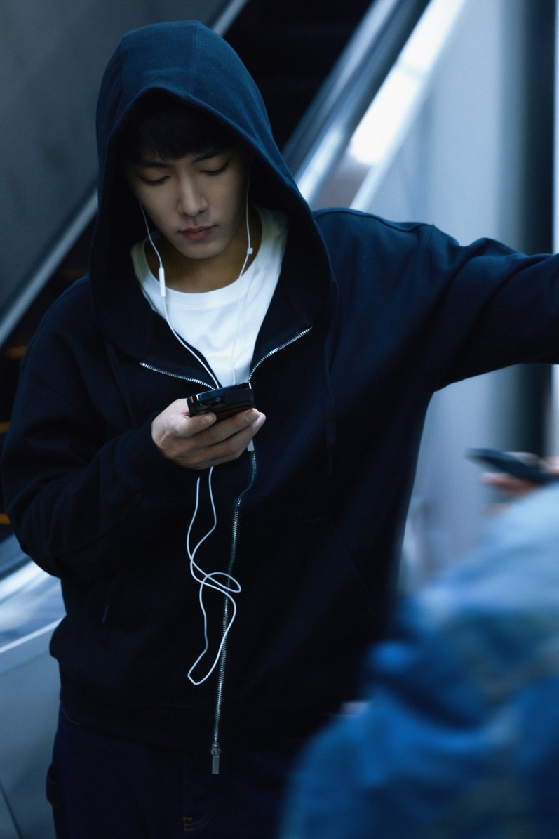 肖戰本身就是重慶人，在家鄉拍攝讓他非常放鬆。（翻攝肖戰工作室微博）