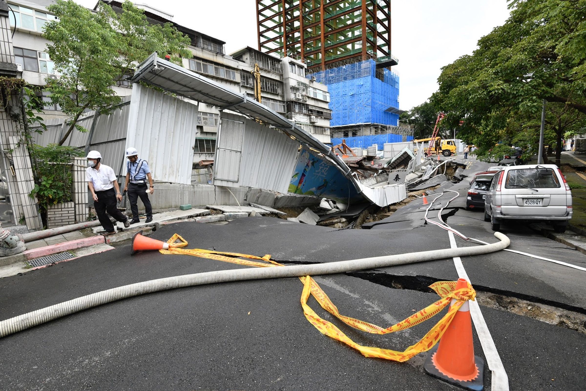 大直民宅坍塌事件被指和附近正在施工的基泰建設有關,基泰也被爆曾找黑衣人逼民眾都更。