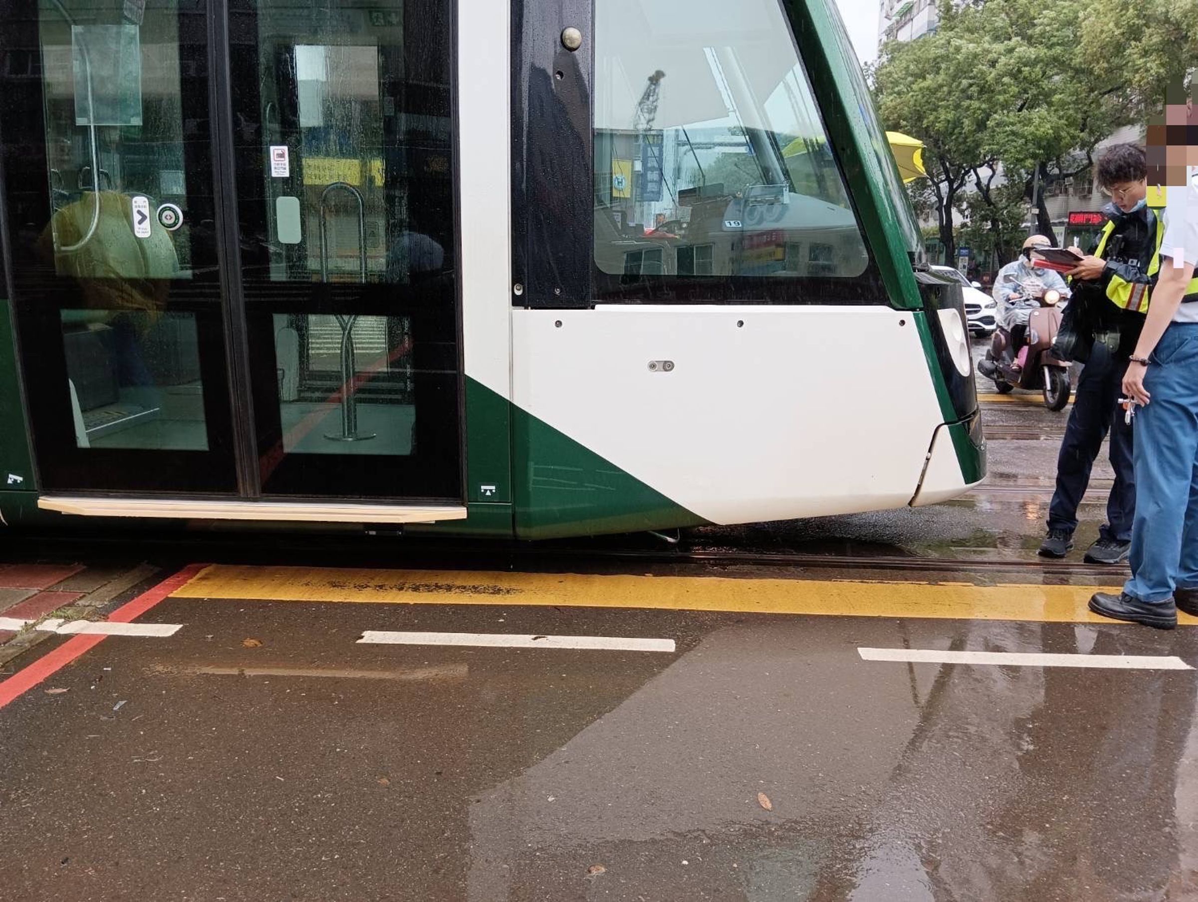 高雄輕軌列車遭腳踏車騎士撞上，造成列車一度行駛。（翻攝畫面）