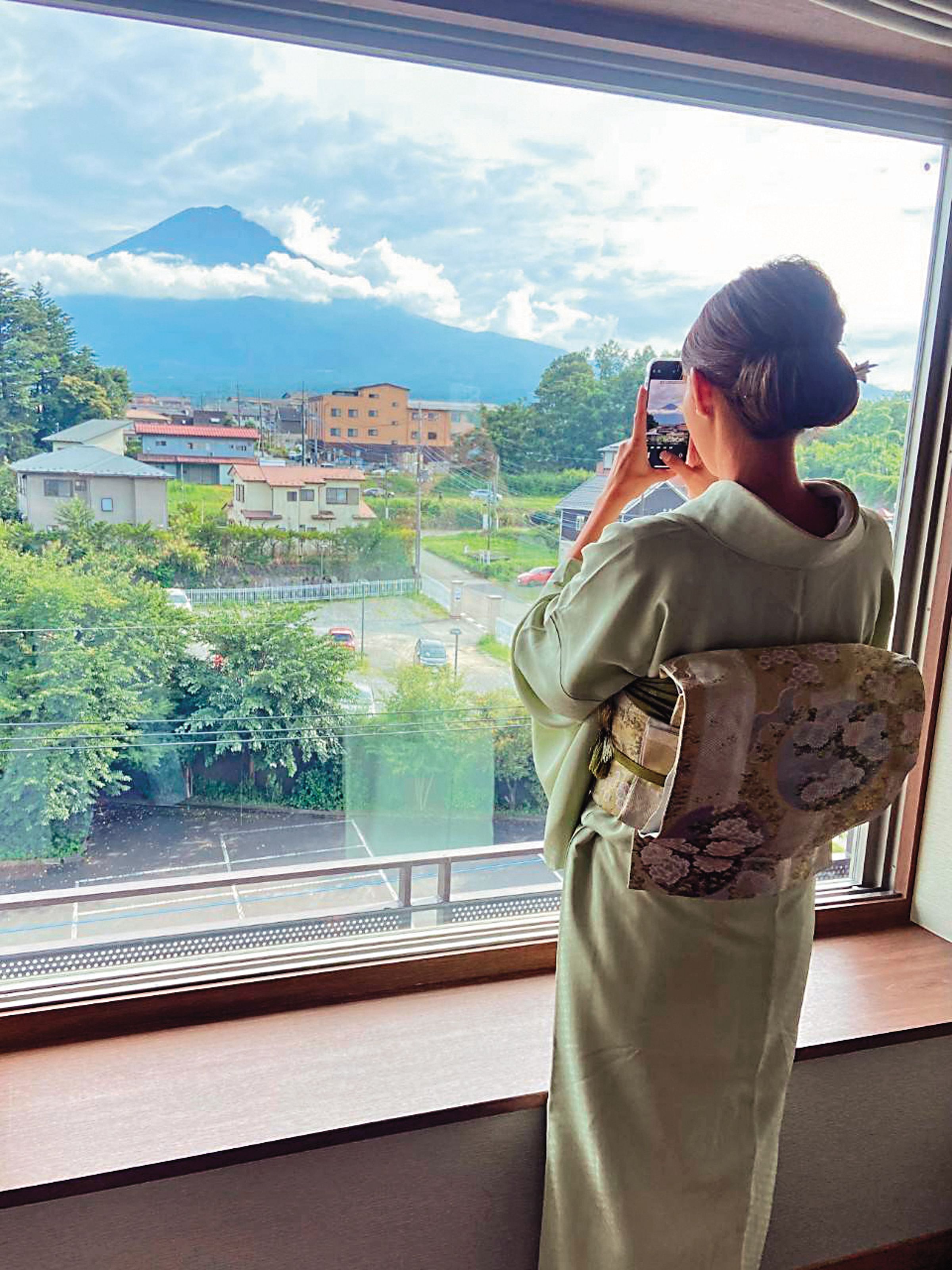 林襄身穿和服造型拍廣告,入住可眺望富士山的高檔飯店總統套房。(莉奈文創提供)