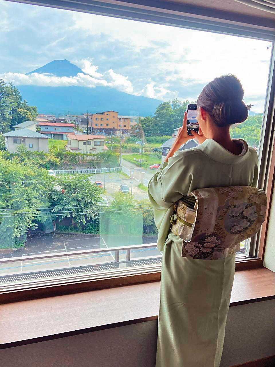 林襄身穿和服造型拍廣告，入住可眺望富士山的高檔飯店總統套房。（莉奈文創提供）