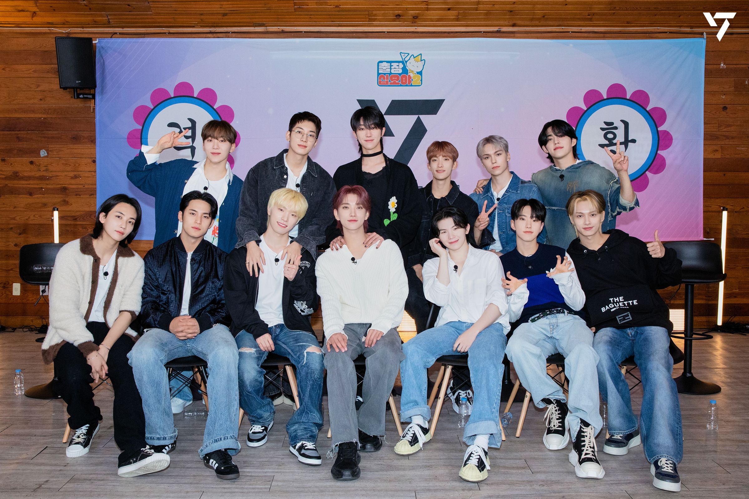 韓國人氣男團SEVENTEEN 5月出演YouTube節目《出差十五夜》時,戲劇性抽中綜藝節目《花樣青春》的全體出演券。(翻攝自Weverse)