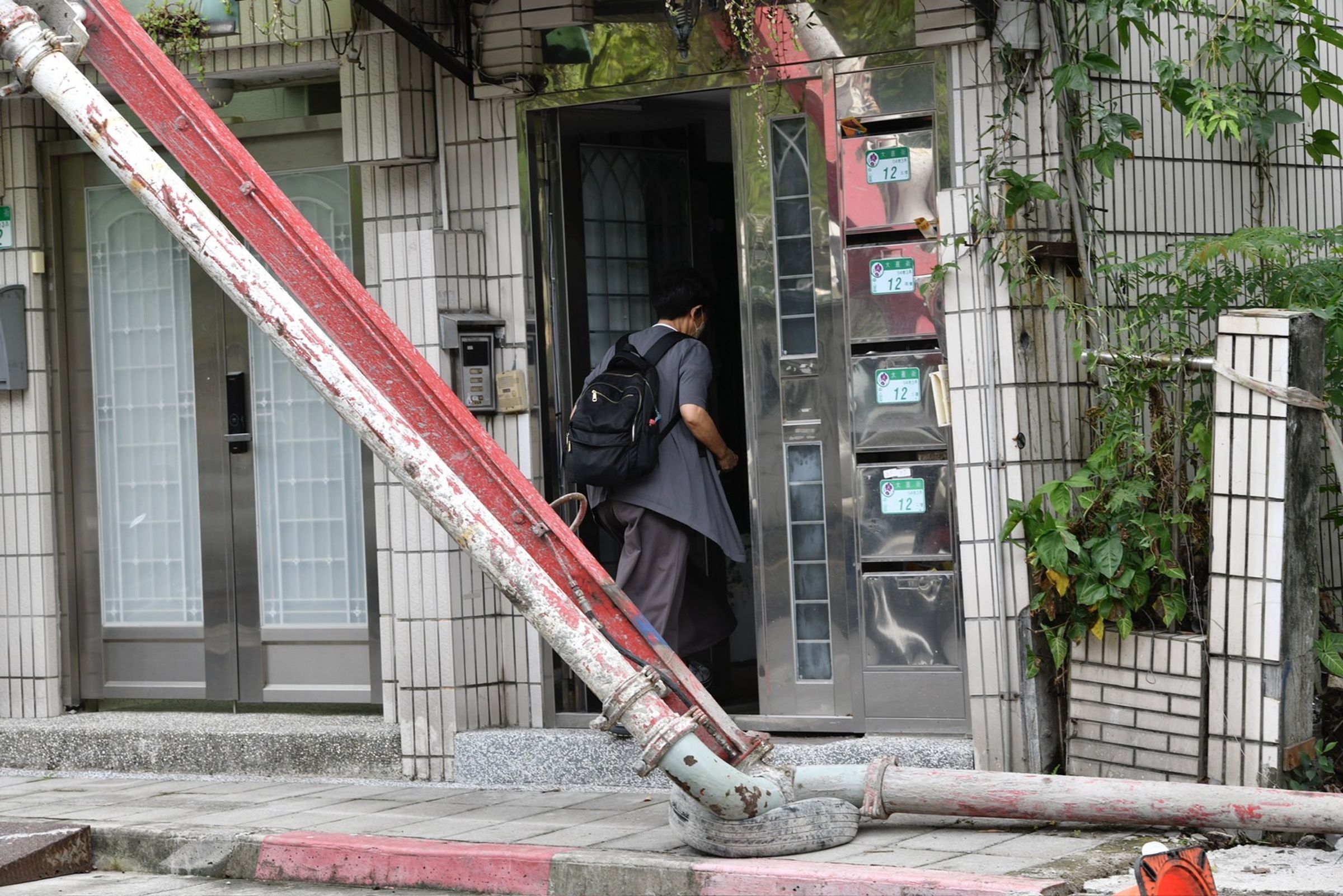 大直民宅傾斜案造成201戶、420人被迫離家，有民眾趁住家未被封鎖仍冒險返家。