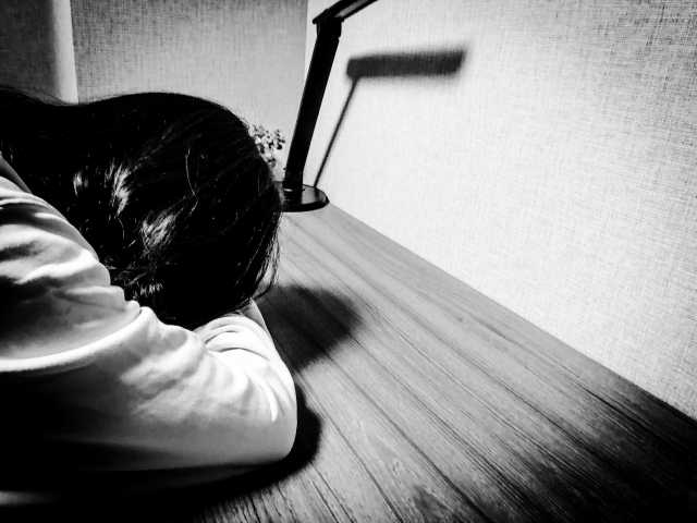 1名女高中遭恐怖情人威脅公開性愛影片，目前已向警方報案，希望將惡狼繩之以法。（示意圖非當事人，photoAC）