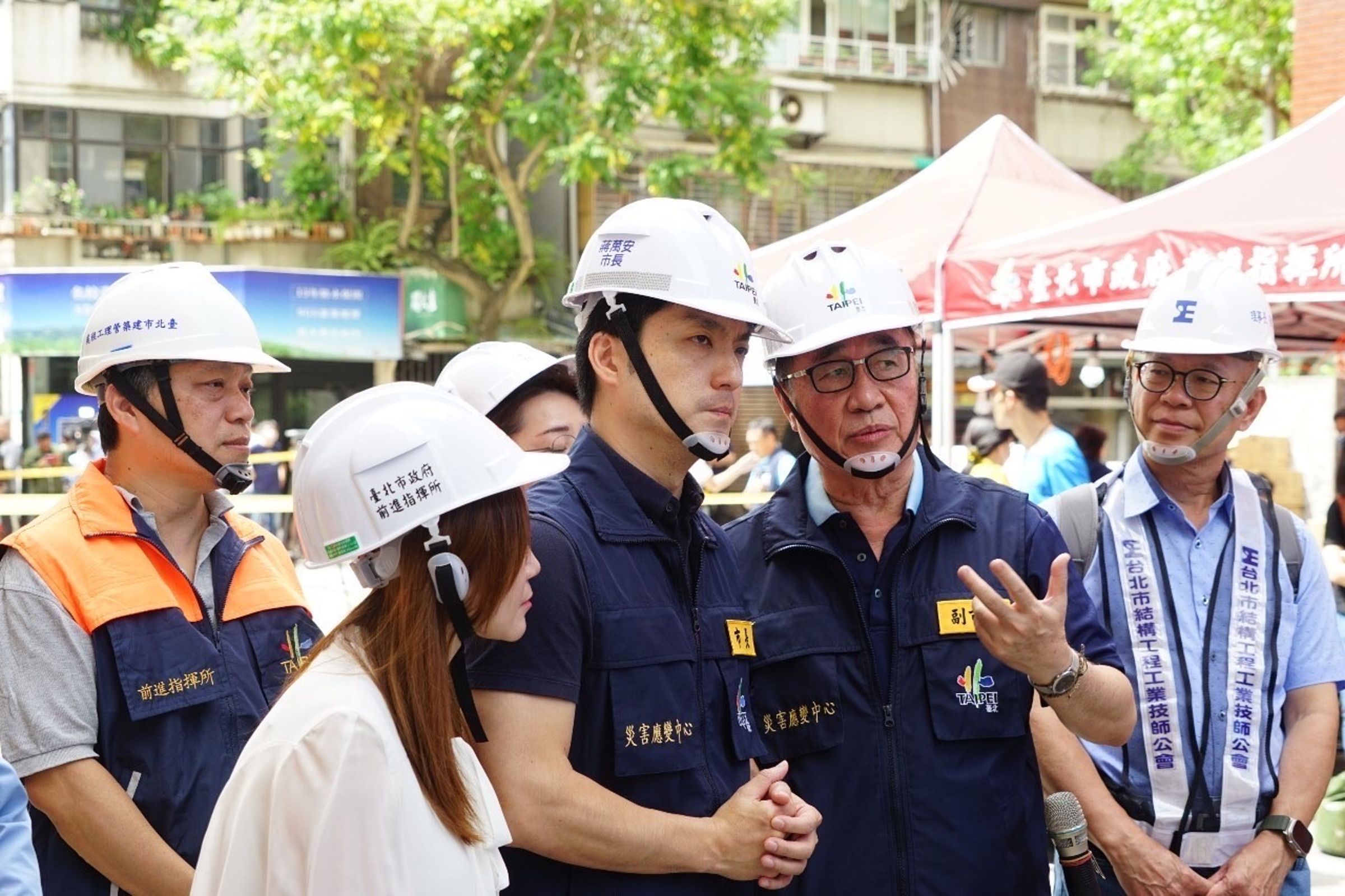 台北市長蔣萬安今(9日)再次前往大直街視察,強調已請法務局今書面遞狀申請對基泰假扣押。(台北市政府提供)