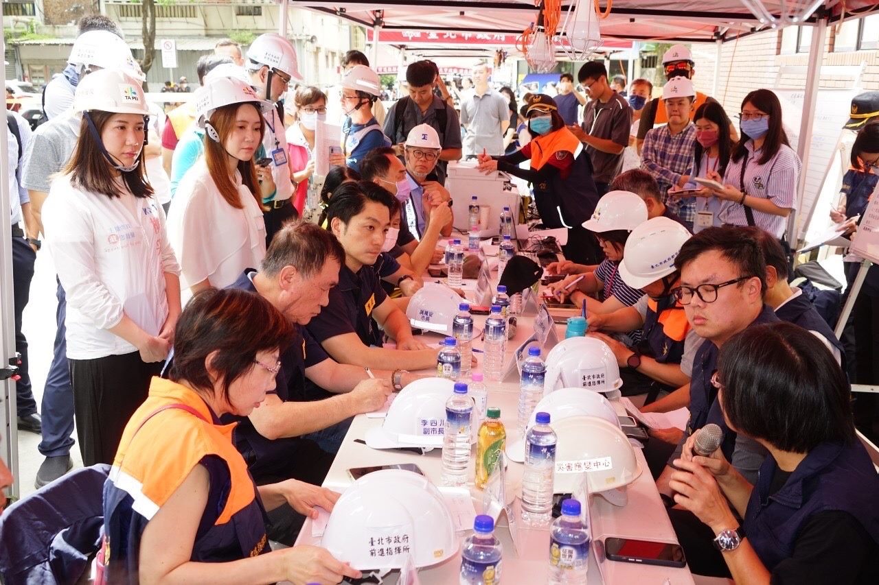 台北市長蔣萬安表示，25戶建物傾斜的居民，北市府已安排在南港基三社宅提供長期安置。（台北市政府提供）