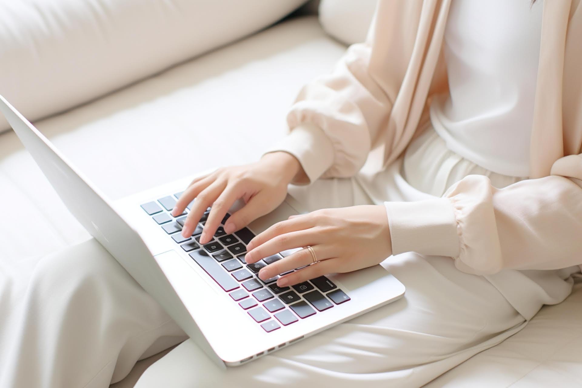 一名中國網友劉彥選擇居家遠端工作，讓她可以花時間與父母相處。（示意圖，photoAC）