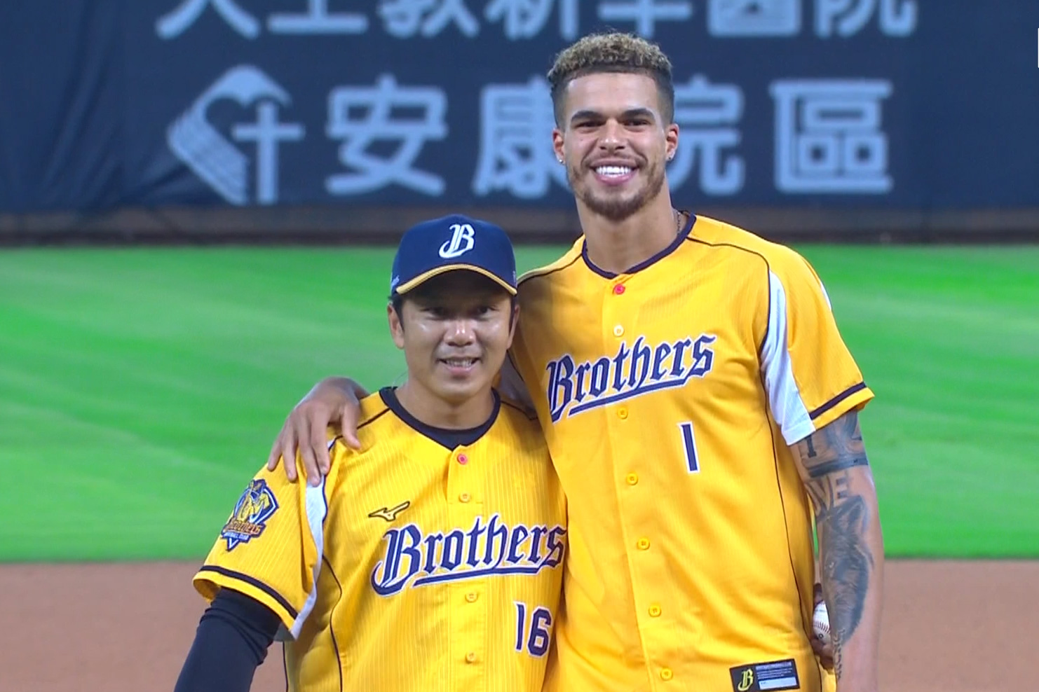 金塊隊冠軍前鋒小波特（右）訪台中洲際棒球場為中信兄弟開球，由黃衫軍老將周思齊（左）接捕。（翻攝自CPBLTV）