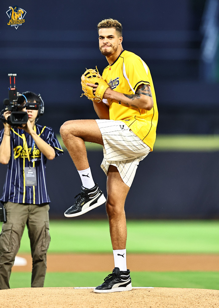 小波特為中信兄弟開球。(翻攝自兄弟Fans Club)