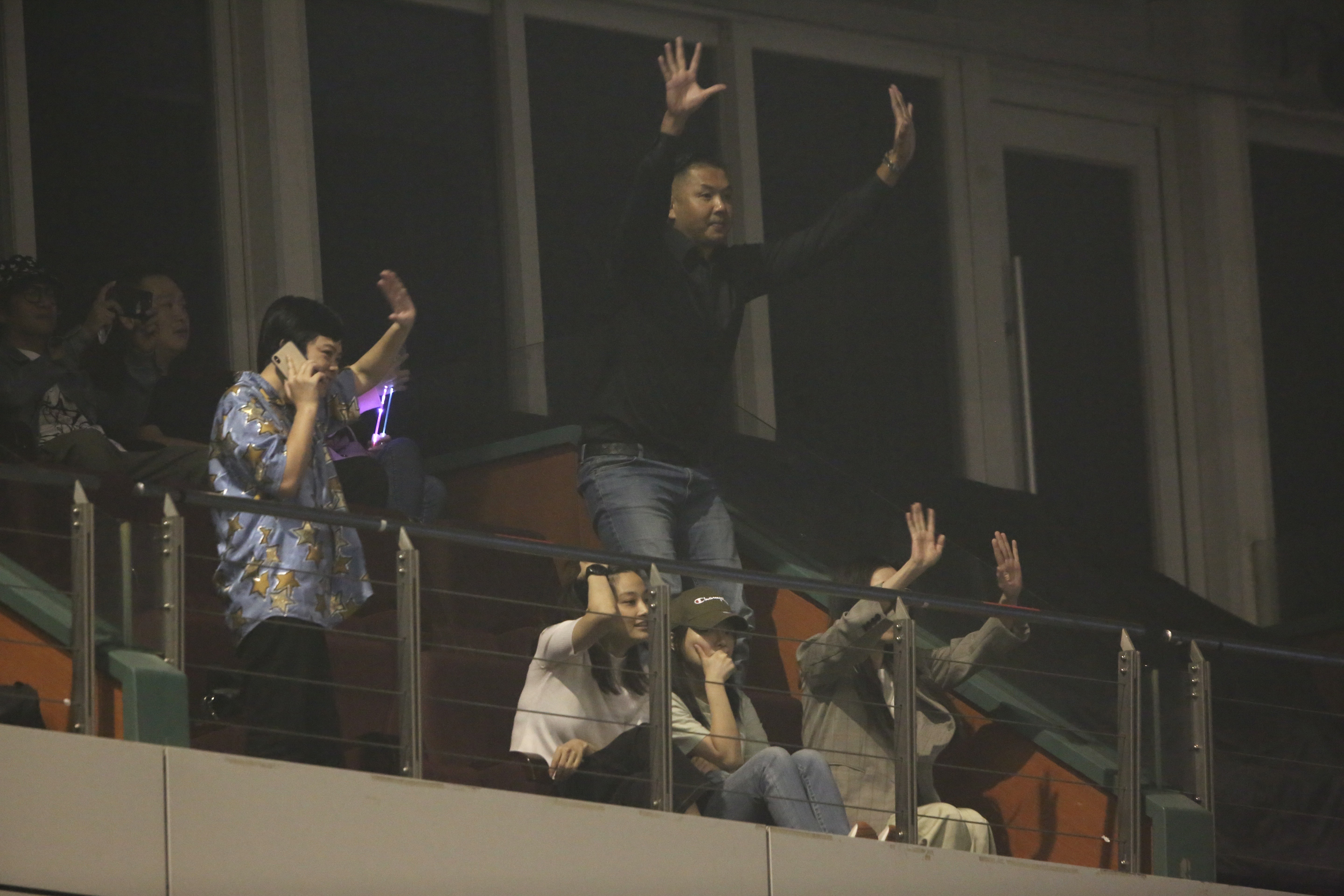 陷入性騷風波的黑人陳建州及愛妻范瑋琪，露臉包廂力挺王力宏。