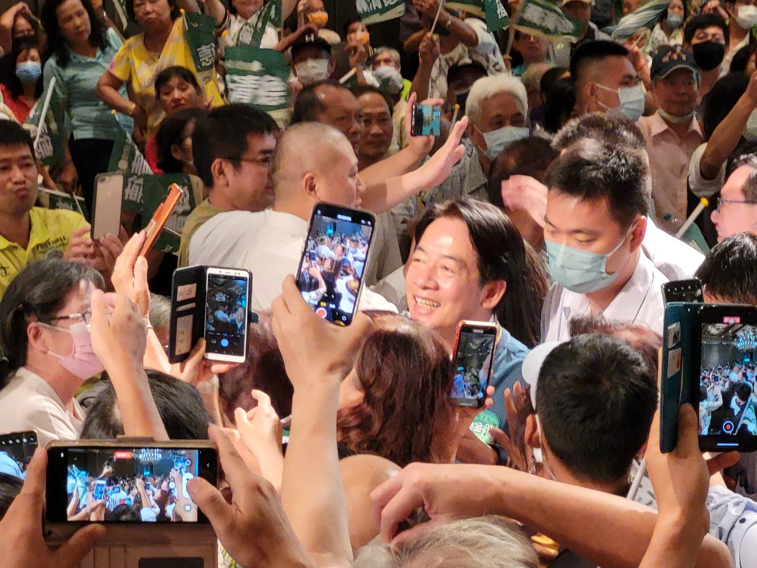 賴清德出席全國彰化旅外鄉親成立大會，支持者爭先與他合照，氣氛熱絡。
