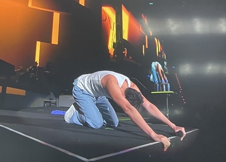 王力宏下跪1分鐘，向全場上萬歌迷致謝。（讀者提供）