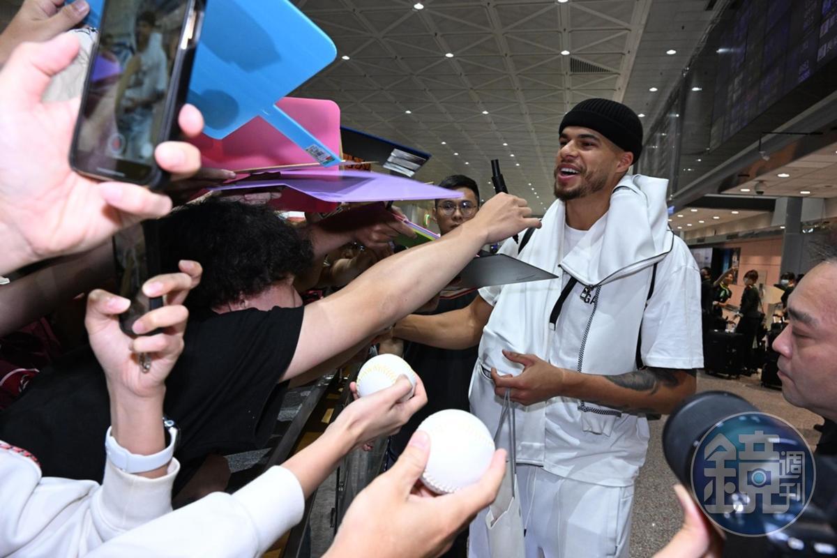 小波特訪台,吸引大批球迷到桃園機場接機。