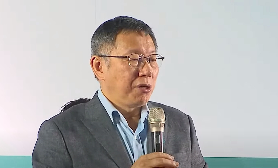 柯文哲昨晚在台中開講，左批賴清德標籤太重，右酸侯友宜沒存在感。（翻攝自柯文哲YouTube）