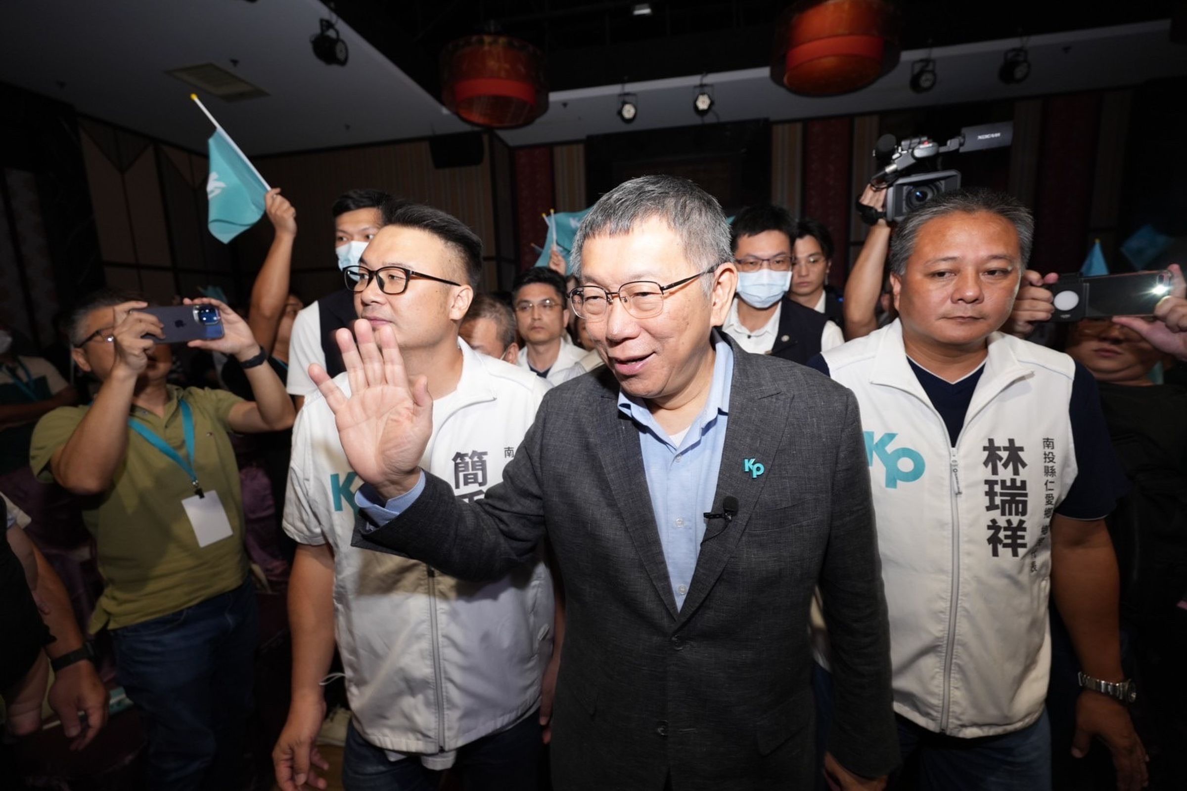 柯文哲喊話名嘴說,不要忽視侯市長的存在,不要只打柯文哲。(民眾黨提供)