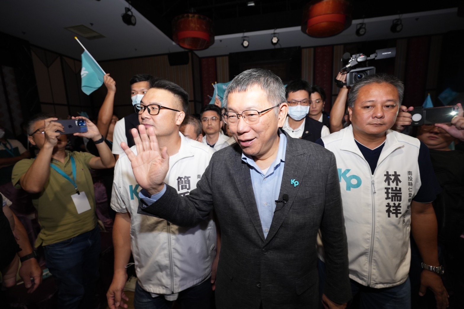 柯文哲喊話名嘴說，不要忽視侯市長的存在，不要只打柯文哲。（民眾黨提供）