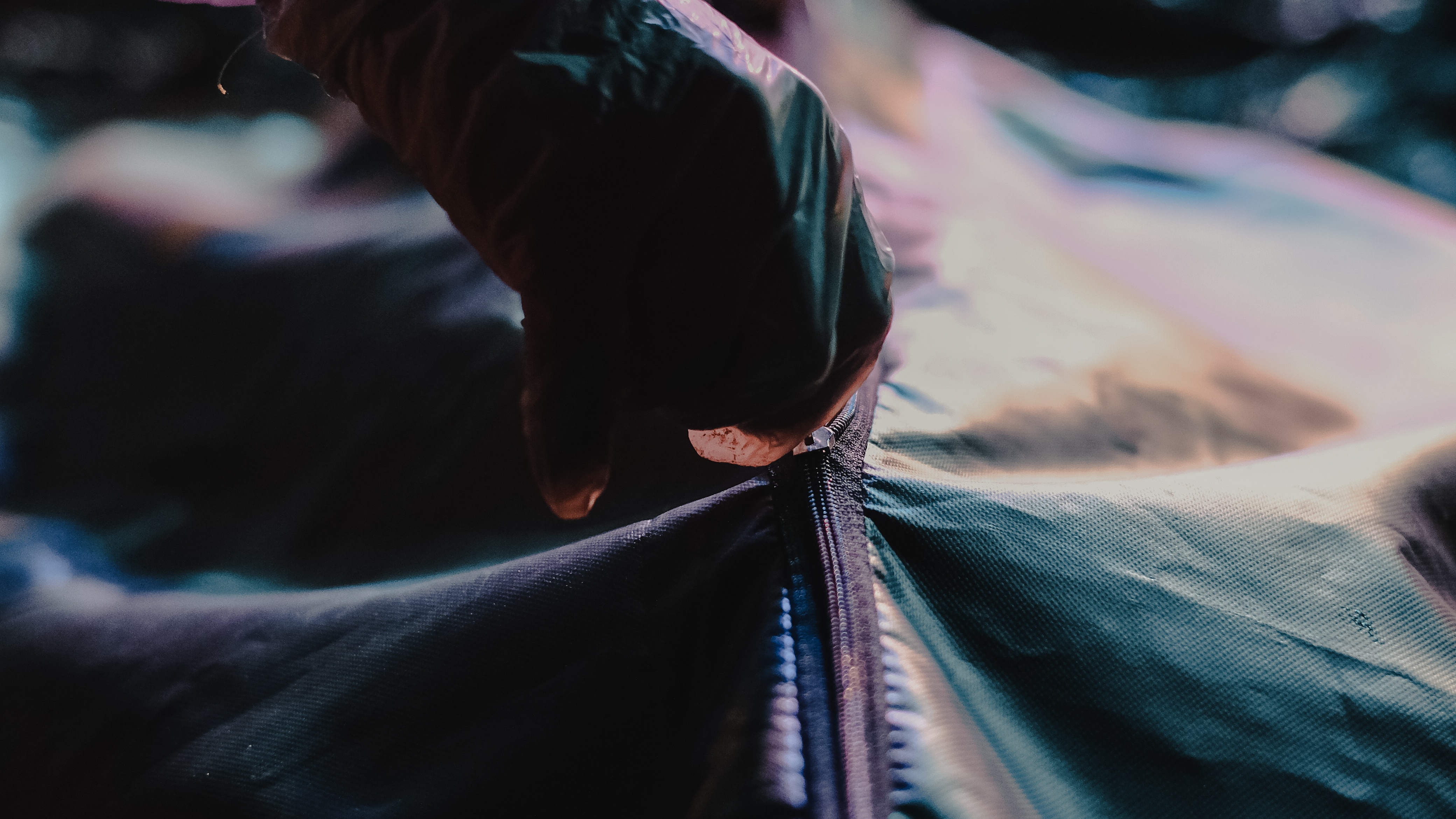 嘉義縣1名28歲錢姓男子，因積欠地下錢莊5萬元，遭人擄走毆打，5日被發現倒臥產業道路電線桿旁，送醫不治。（示意圖，pexels）