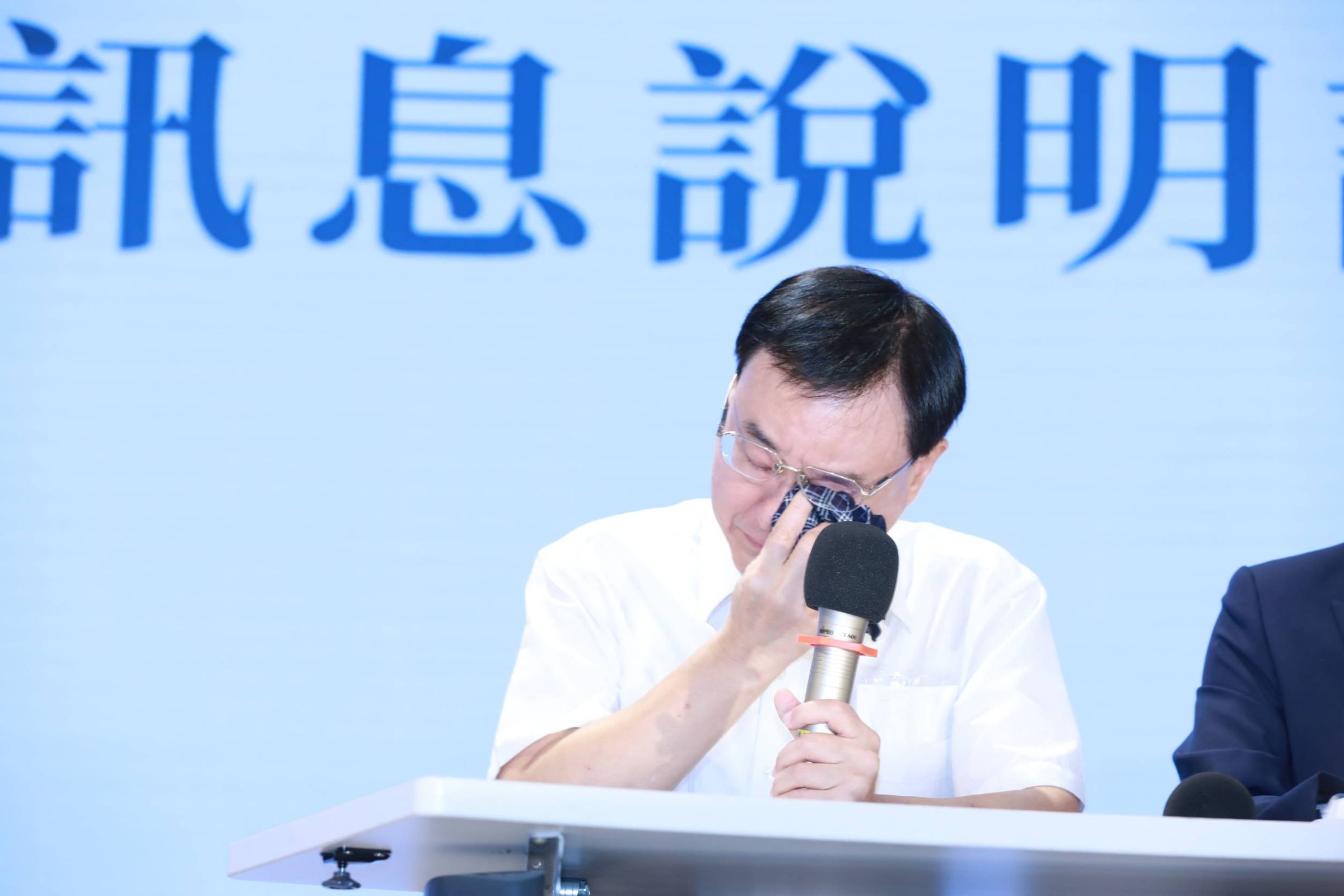 基泰建設總經理馮先勉記者會上落淚。
